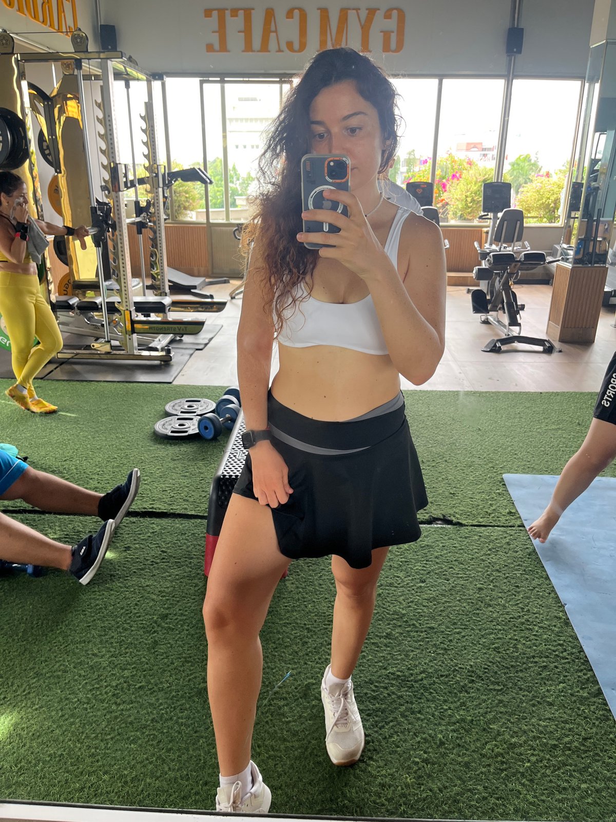 Gym session in Phan Thiết: selfies and hack squats