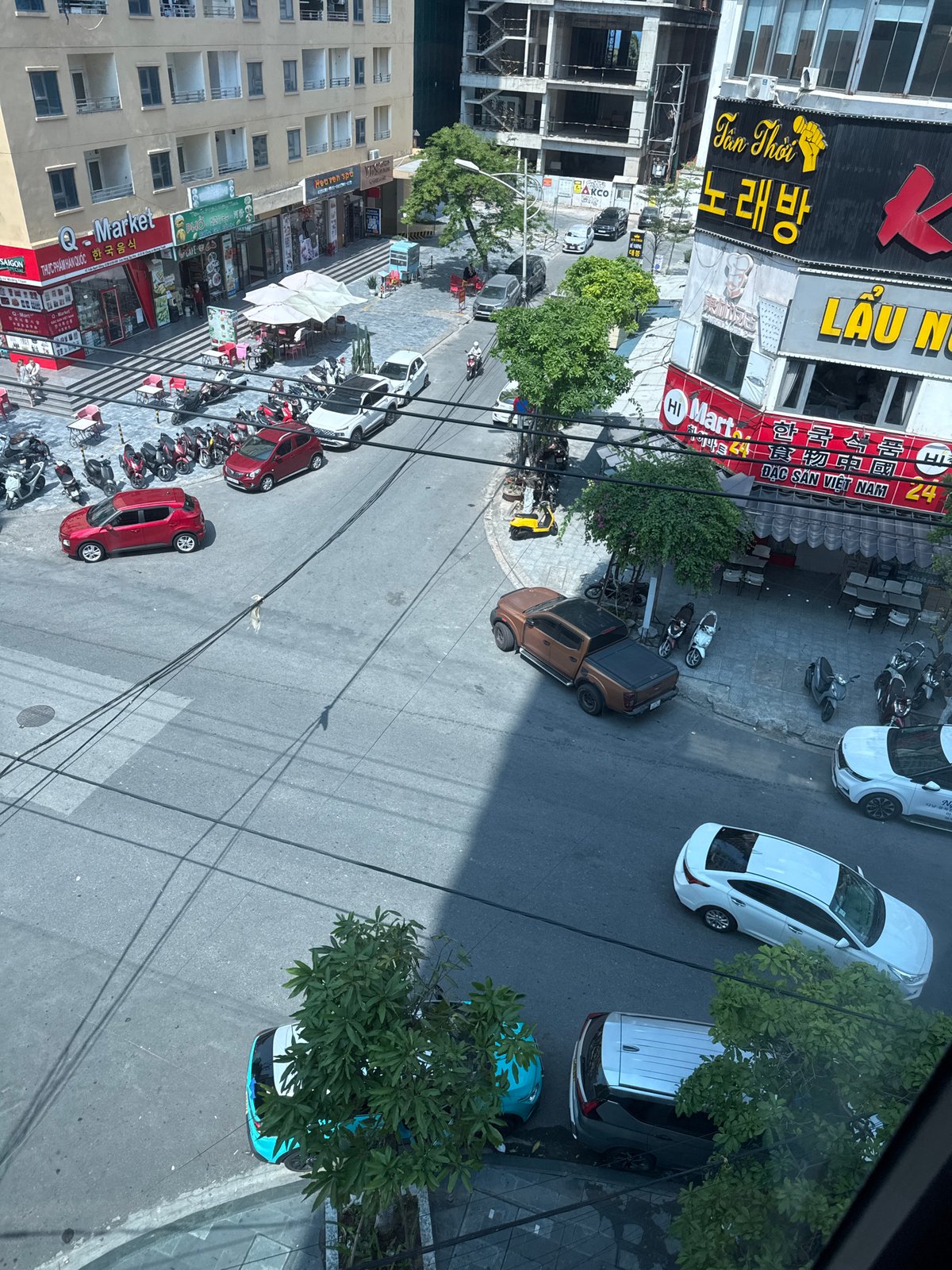 Morning street scenes and indoor activities documented in Đà Nẵng
