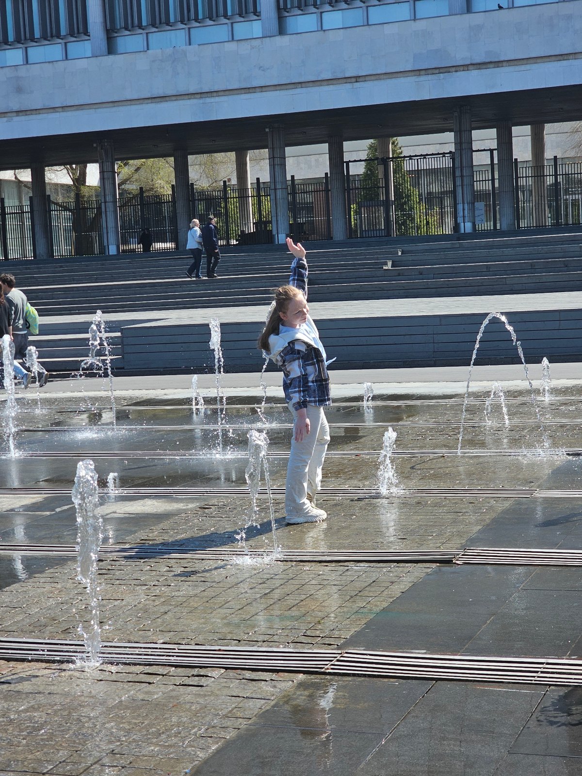 Moscow families enjoy spring morning at Zaryadye Park fountains