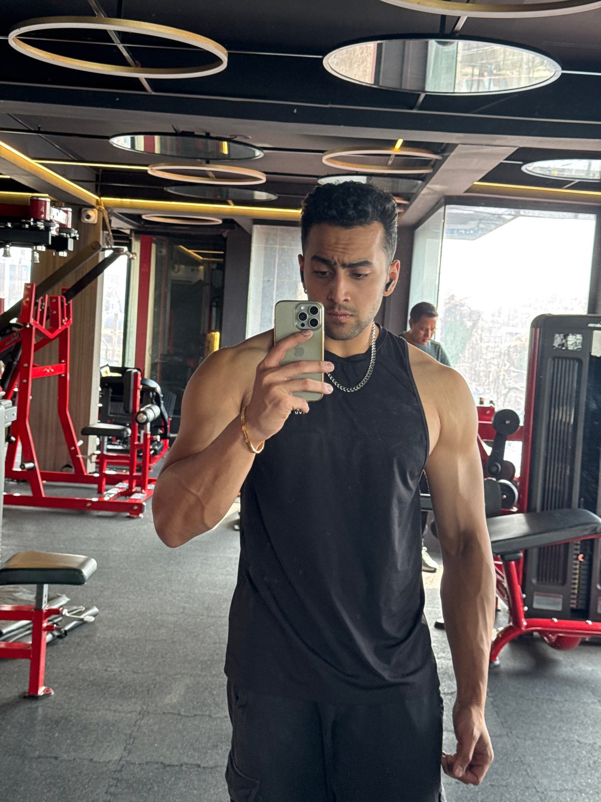Man documents gym workout with selfies in Kolkata