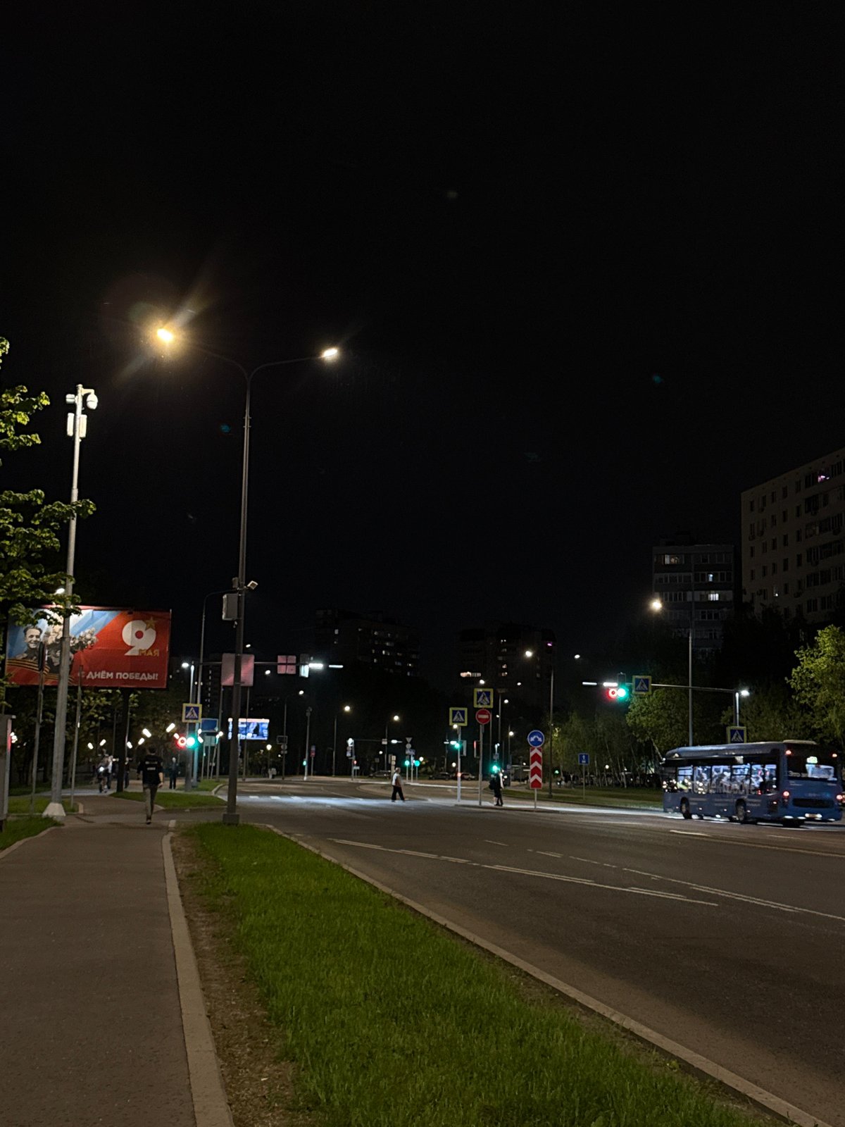 Evening street scenes documented in Moscow