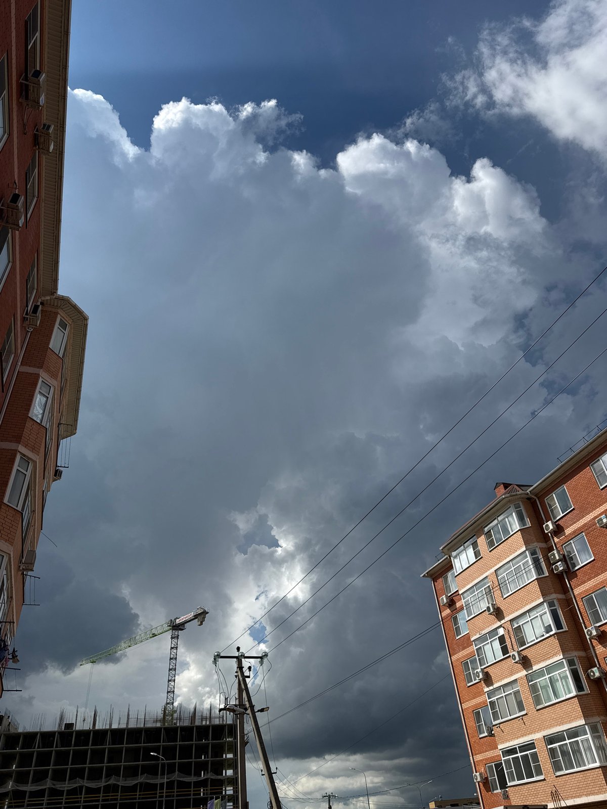 Storm clouds gather over city as witnesses document changing sky