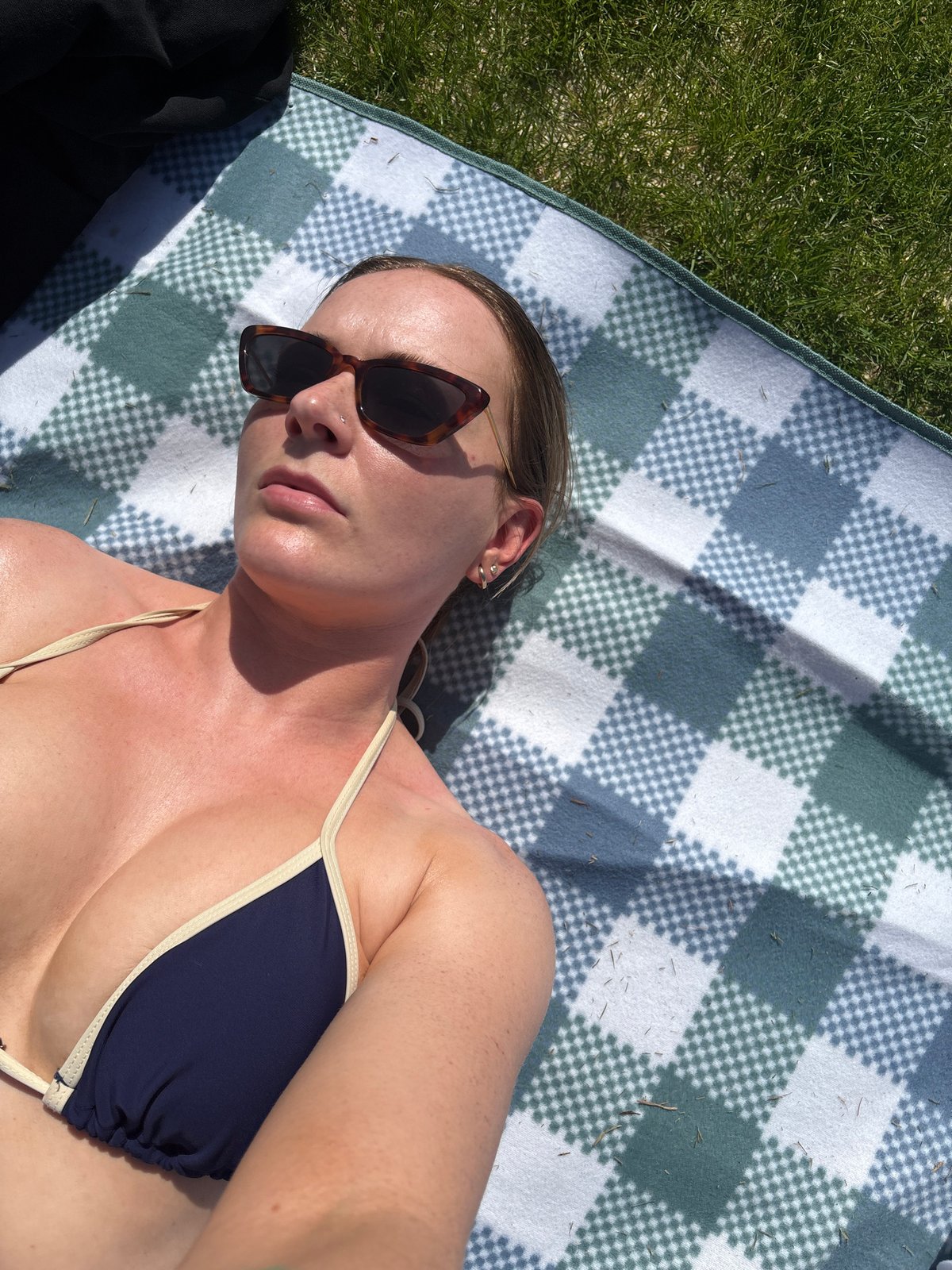 Sunny afternoon draws sunbathers, dog walkers to Glasgow park