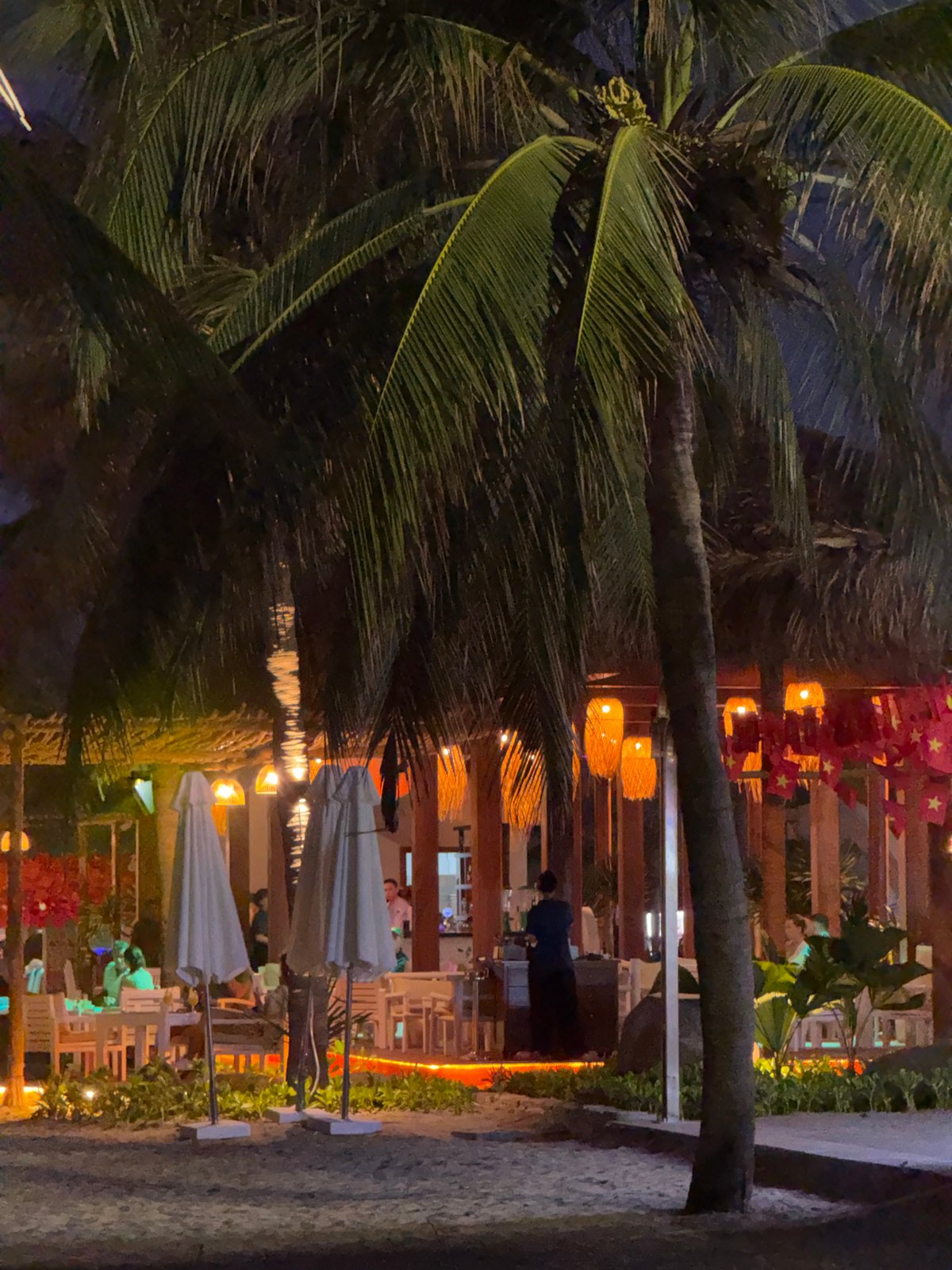 Evening beach leisure activities documented in Đà Nẵng, Vietnam