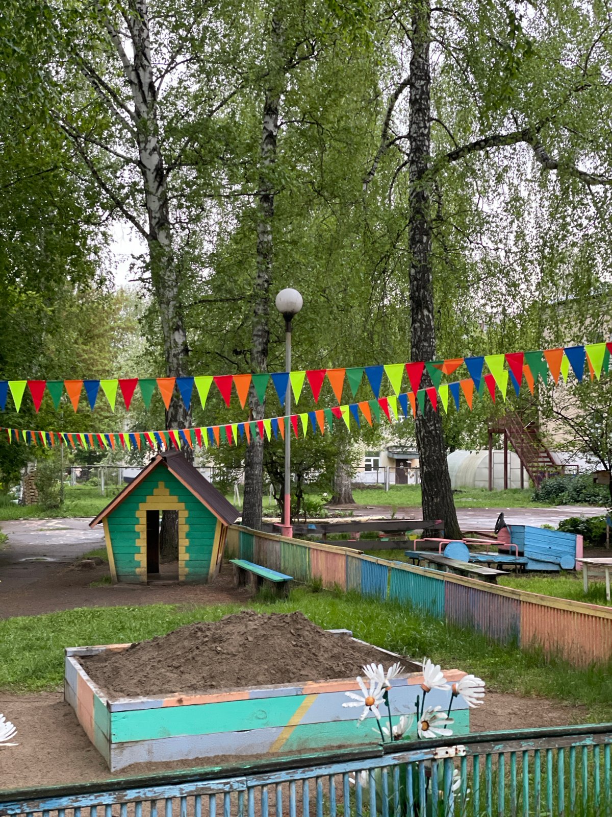 Daily life documented in Zheleznogorsk, Russia through 19 photographs