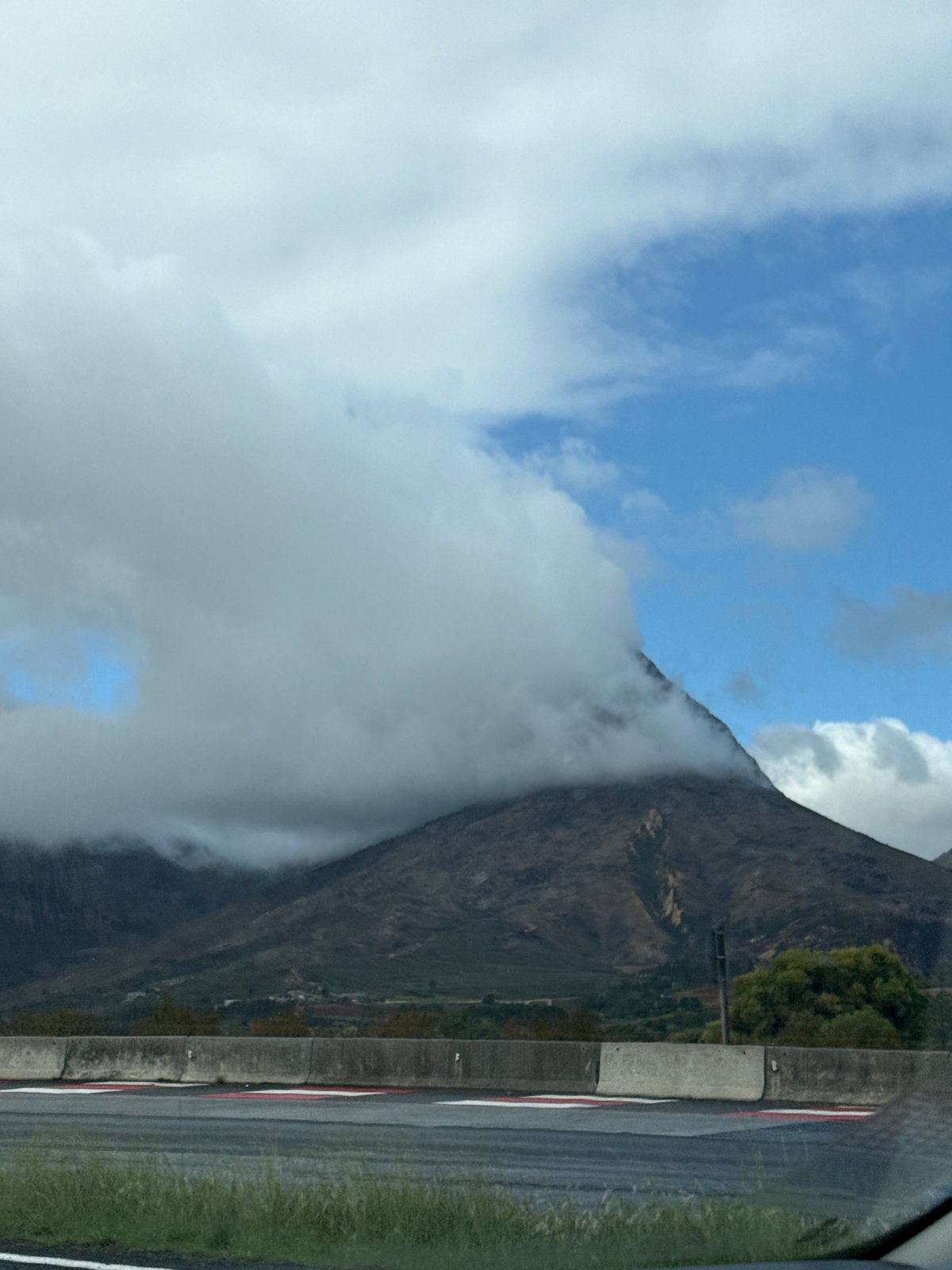 Cloudy mountain conditions observed in Paarl, South Africa