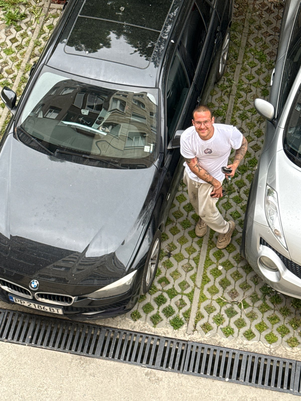 Routine urban scenes documented in Varna parking area