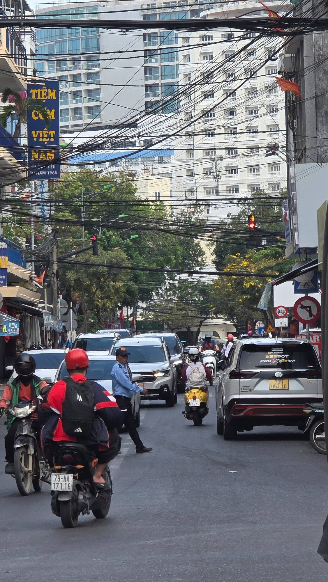 Morning street life documented across Nha Trang Ward