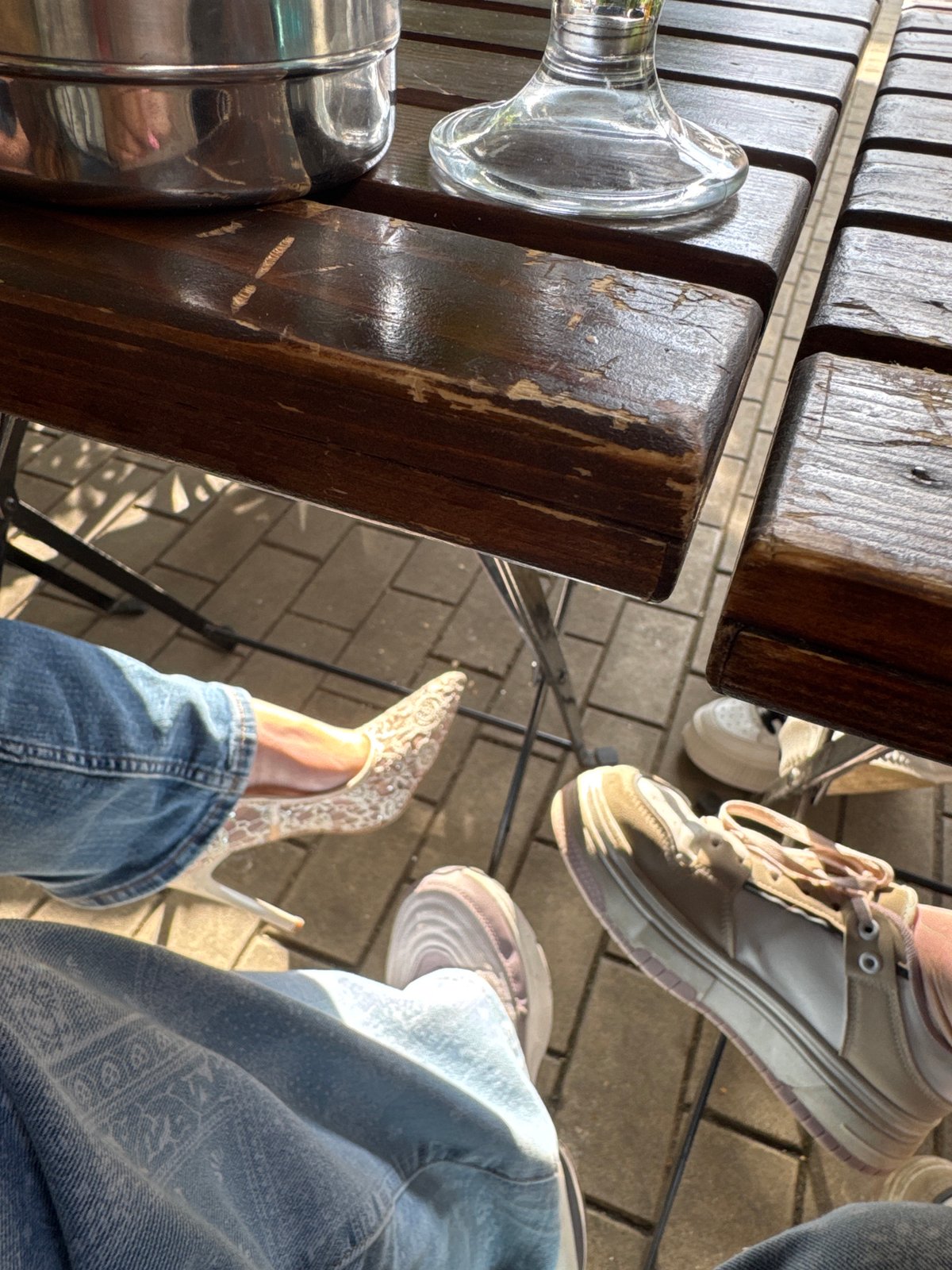 Person documented during 8-minute cafe visit