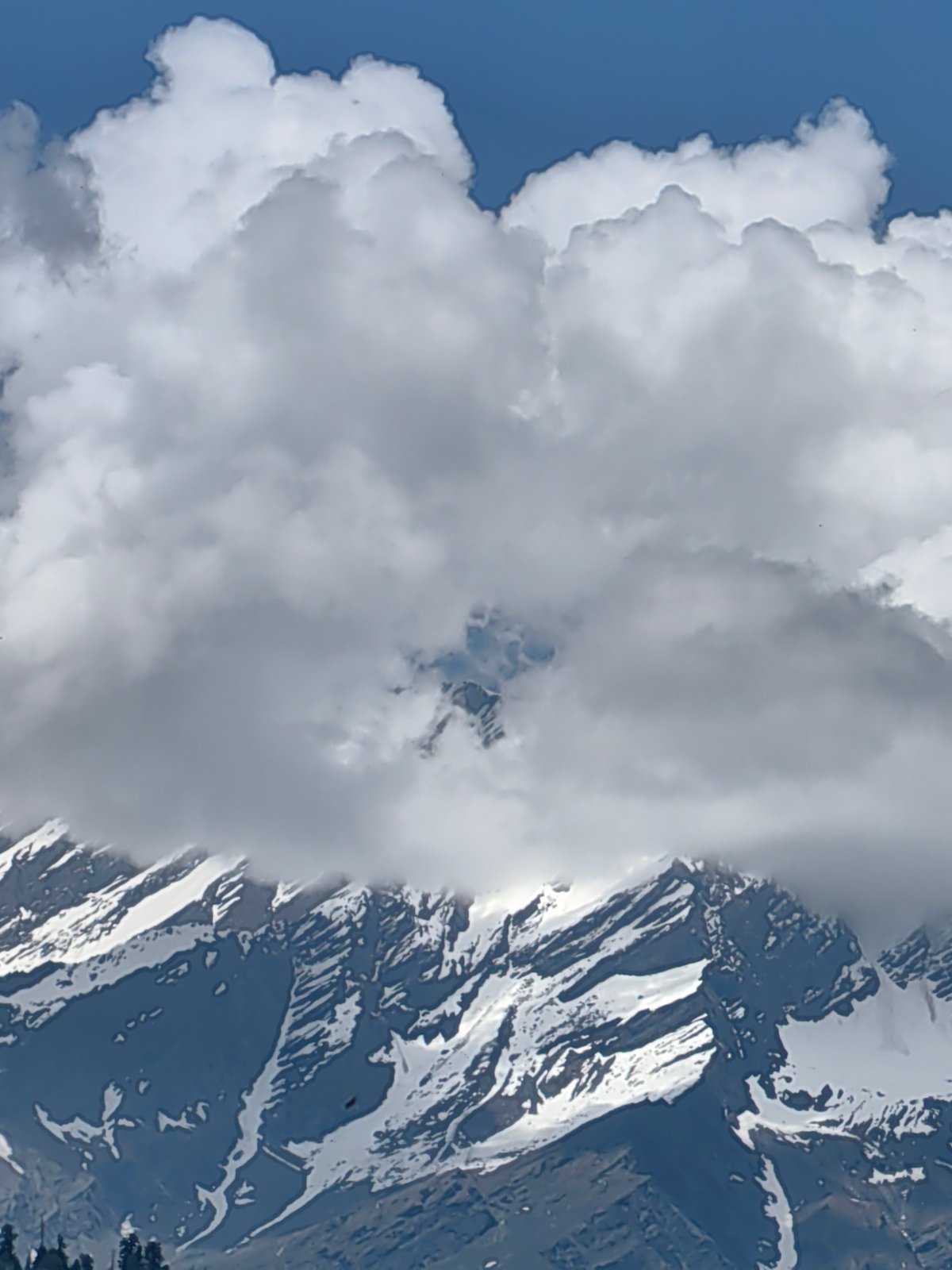 Morning wander through Vashisht village with Himalayan views