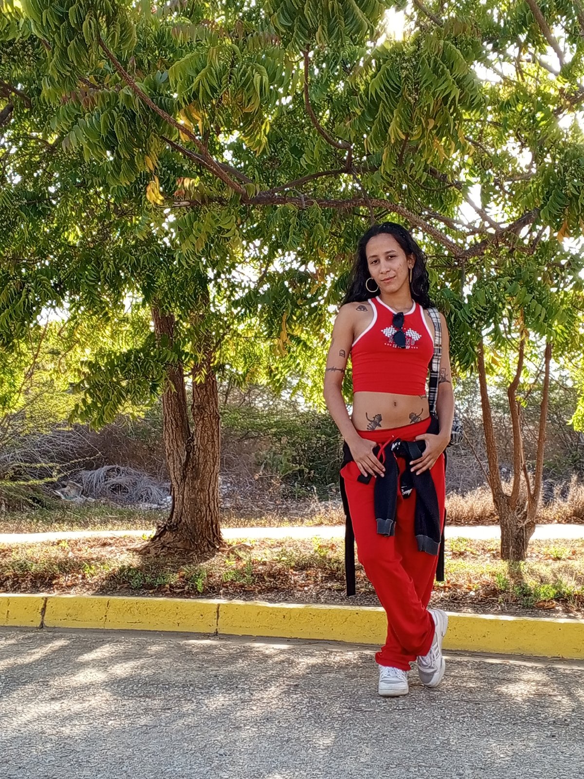 Woman photographed in outdoor portrait under tree