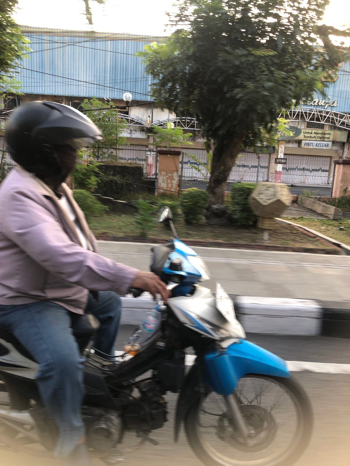 Morning traffic flow through a Larangan street intersection