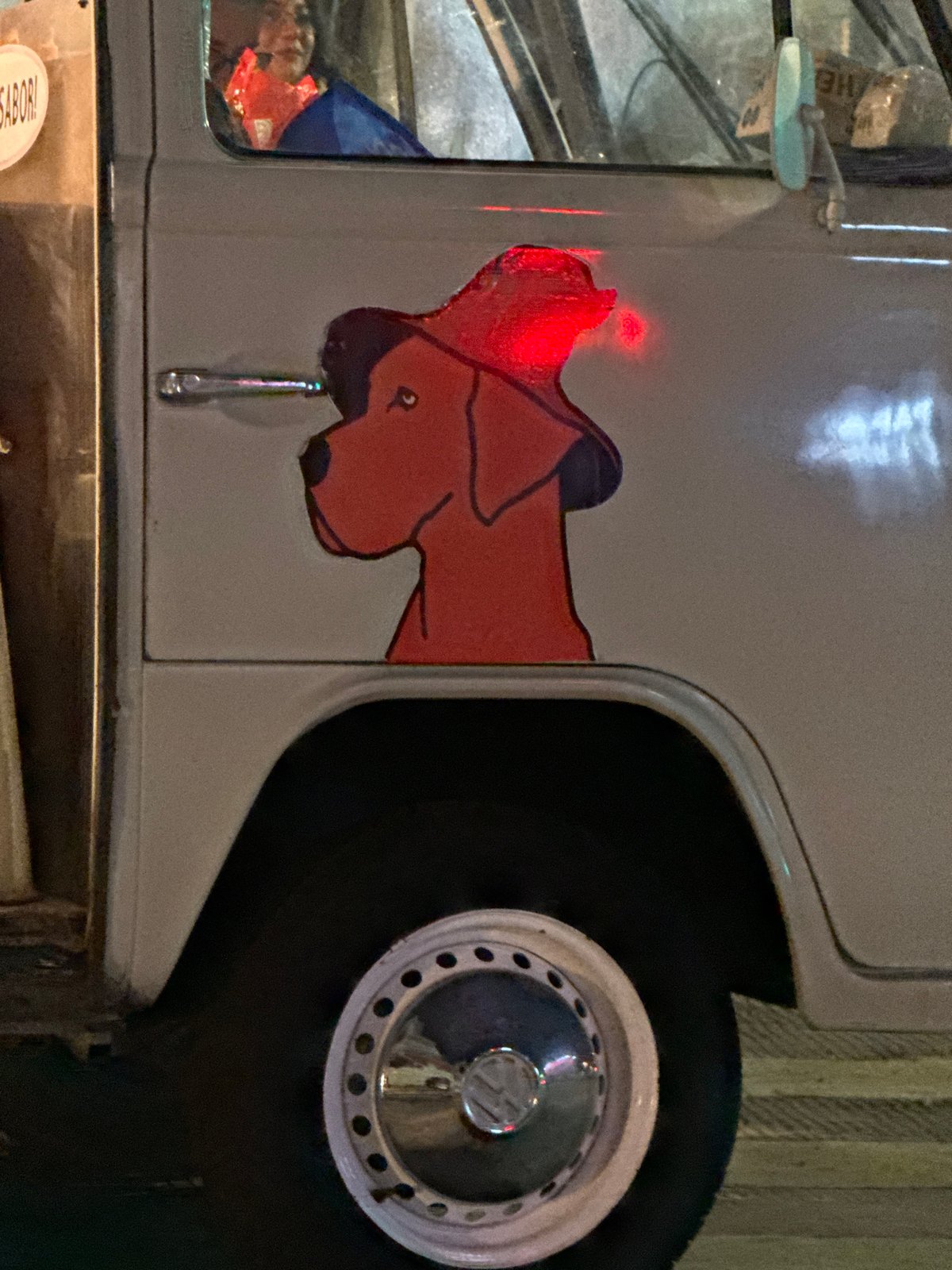 Food truck with dog mascot spotted in Puebla