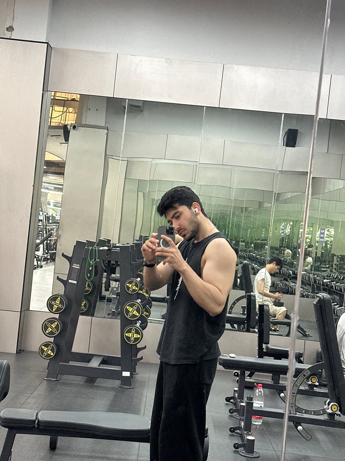 Gym Users Exercise, Take Selfies in Chongqing Fitness Center