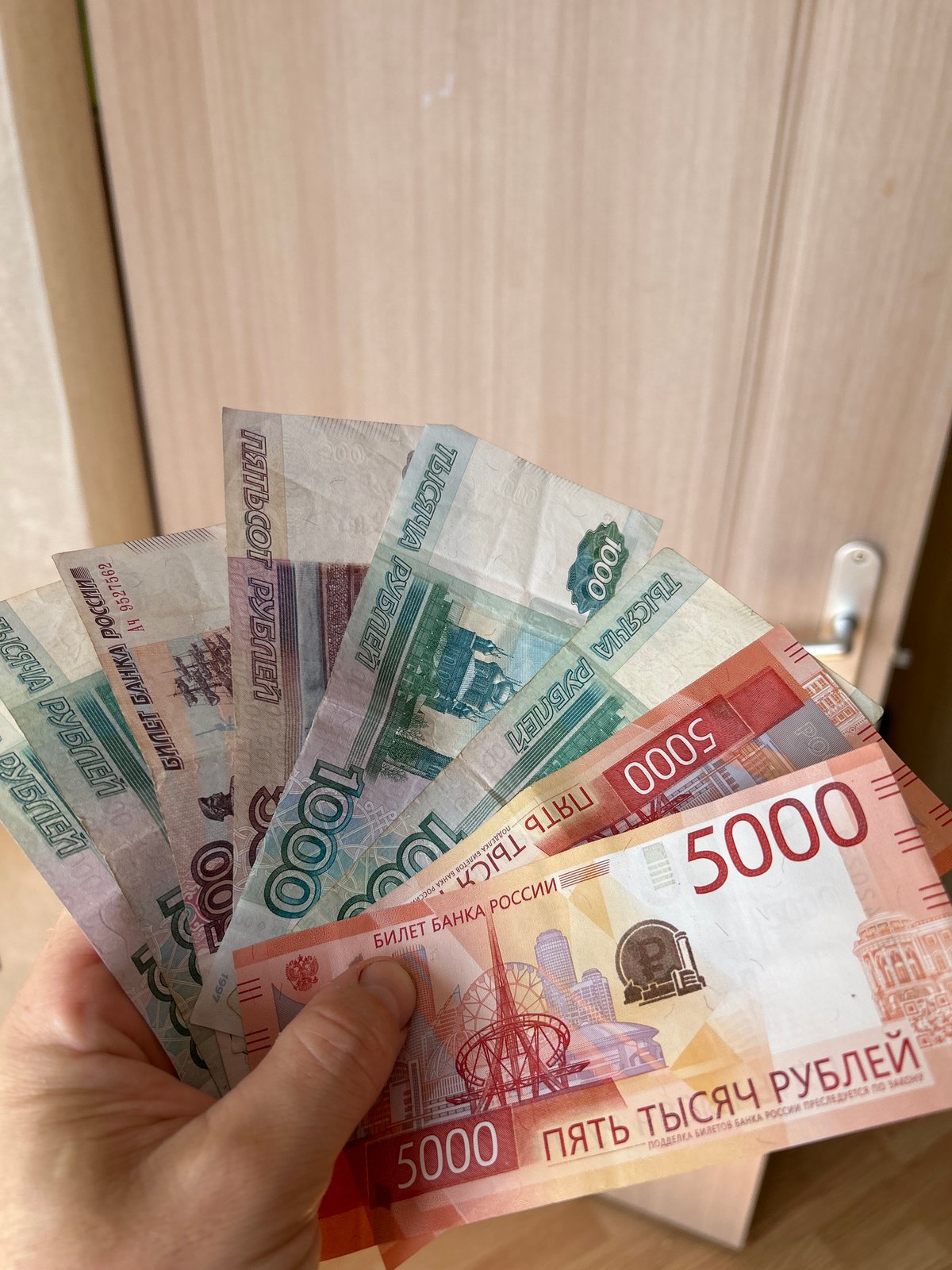 Person displays Russian currency banknotes in Chaikovsky