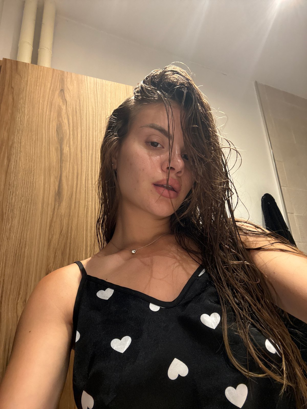 Woman documents private bathroom moment with selfies, steamy hearts