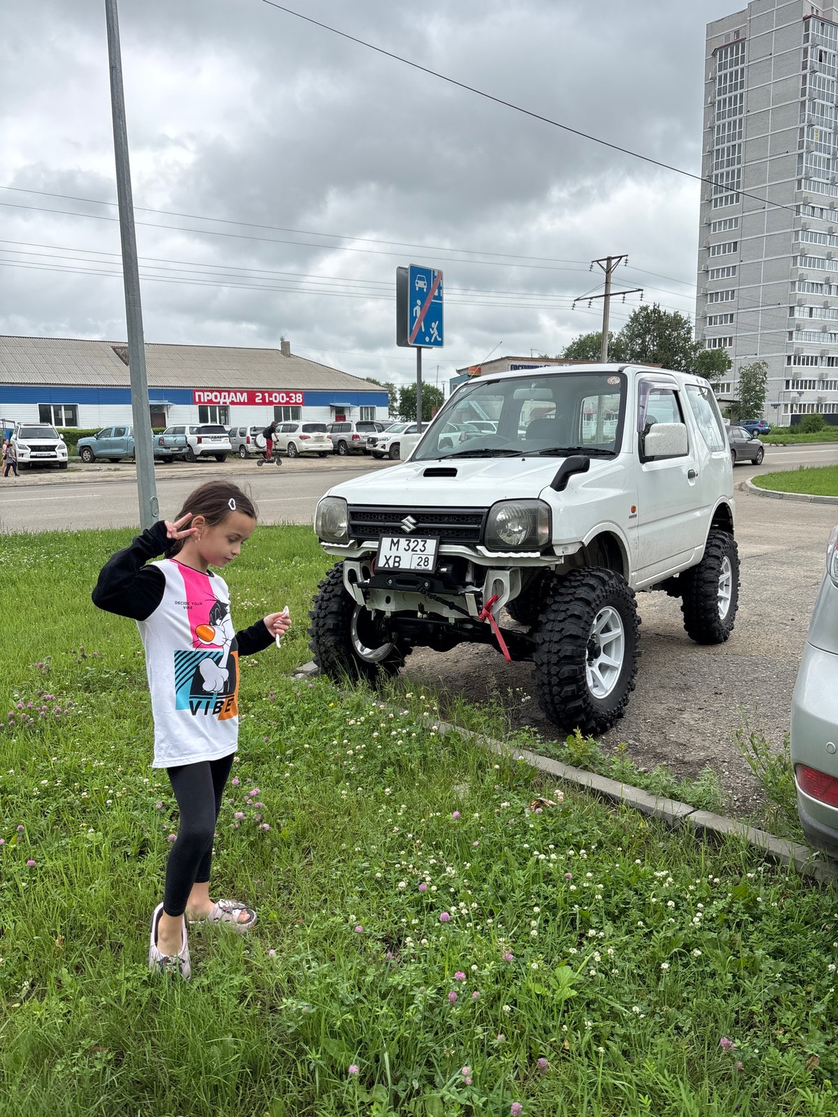 Residential streets in Blagoveshchensk, with a lifted Jimny and construction in view