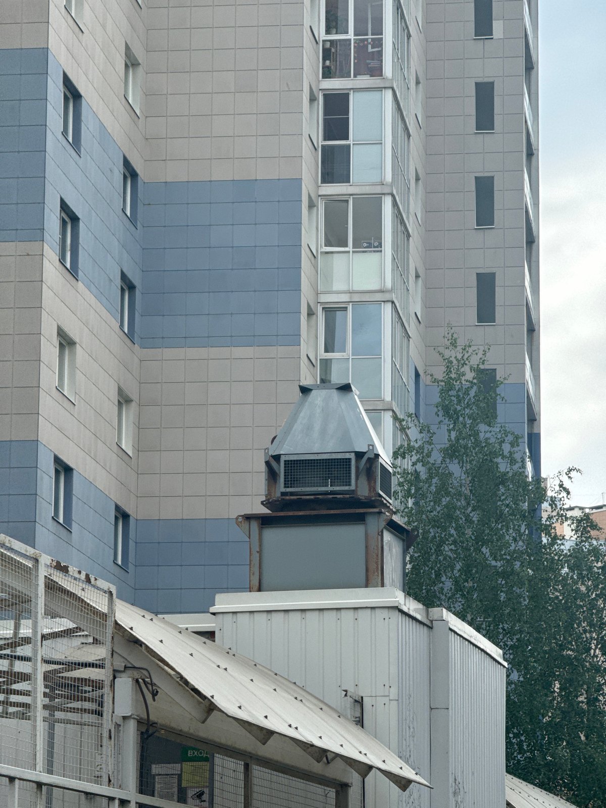 Ordinary street life documented across Saint Petersburg in five minutes