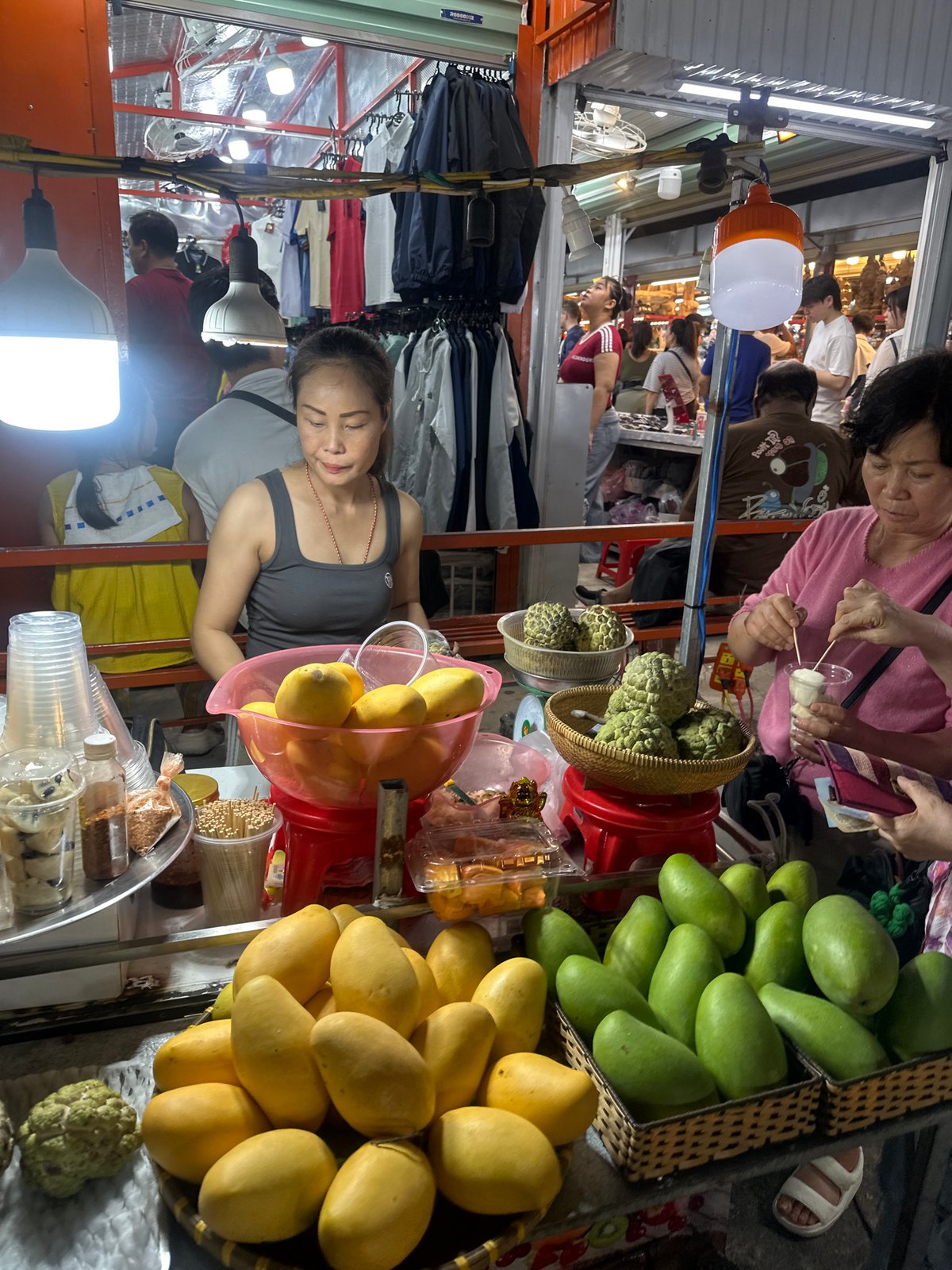 Fruit vendor operates bustling market stall in Đà Nẵng