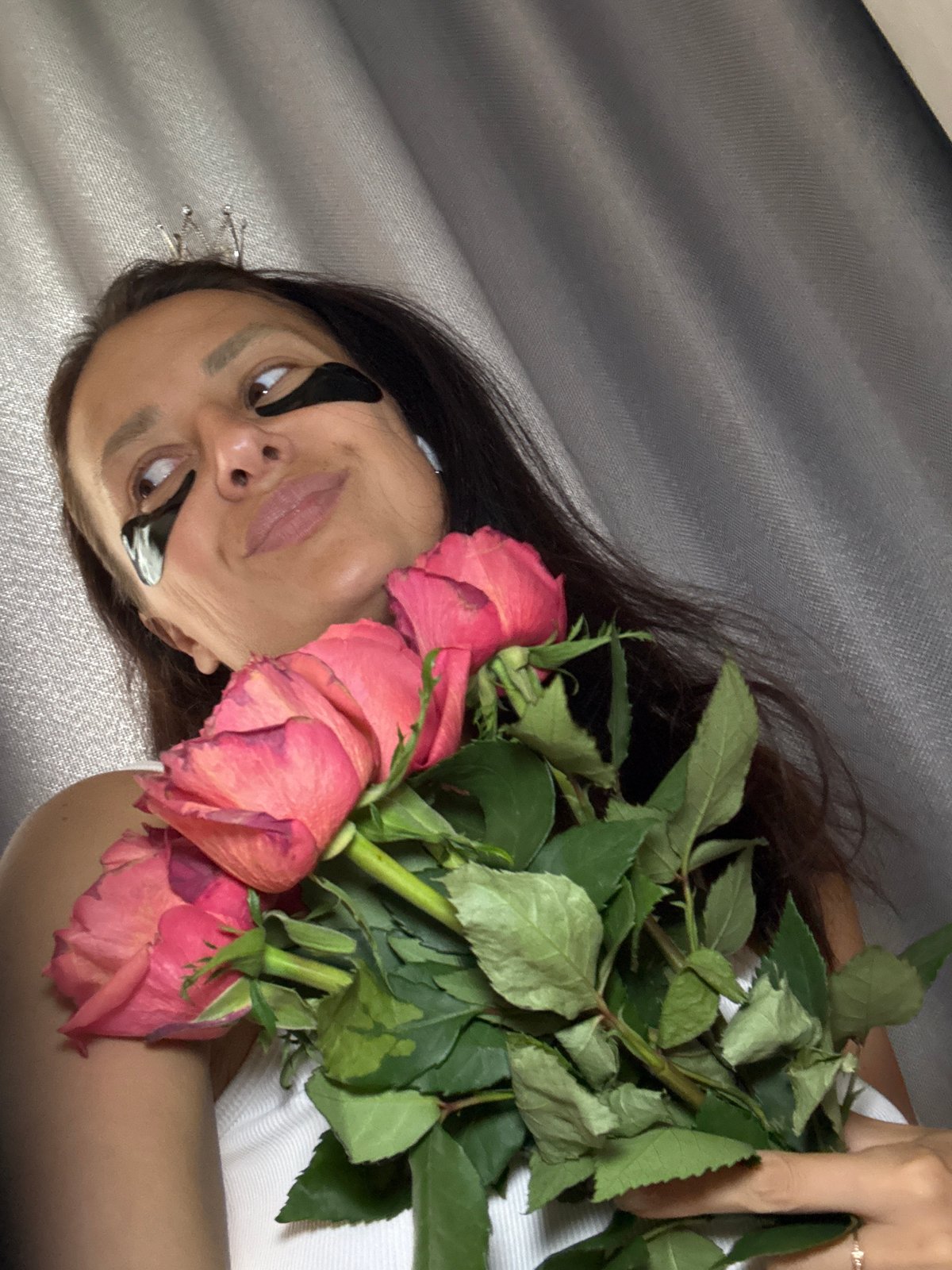Woman documents early morning routine with selfies in Russia