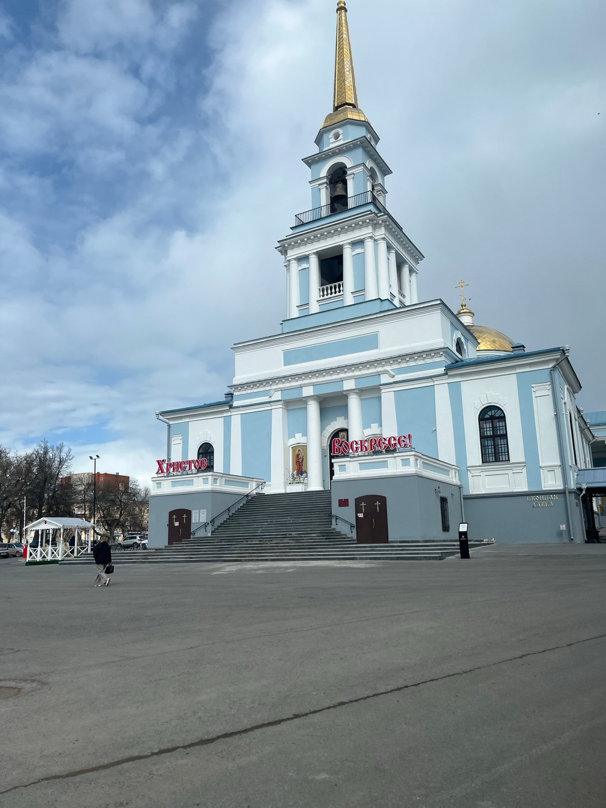 Tourist captures church, swimming pool, waterfront scenes in Votkinsk