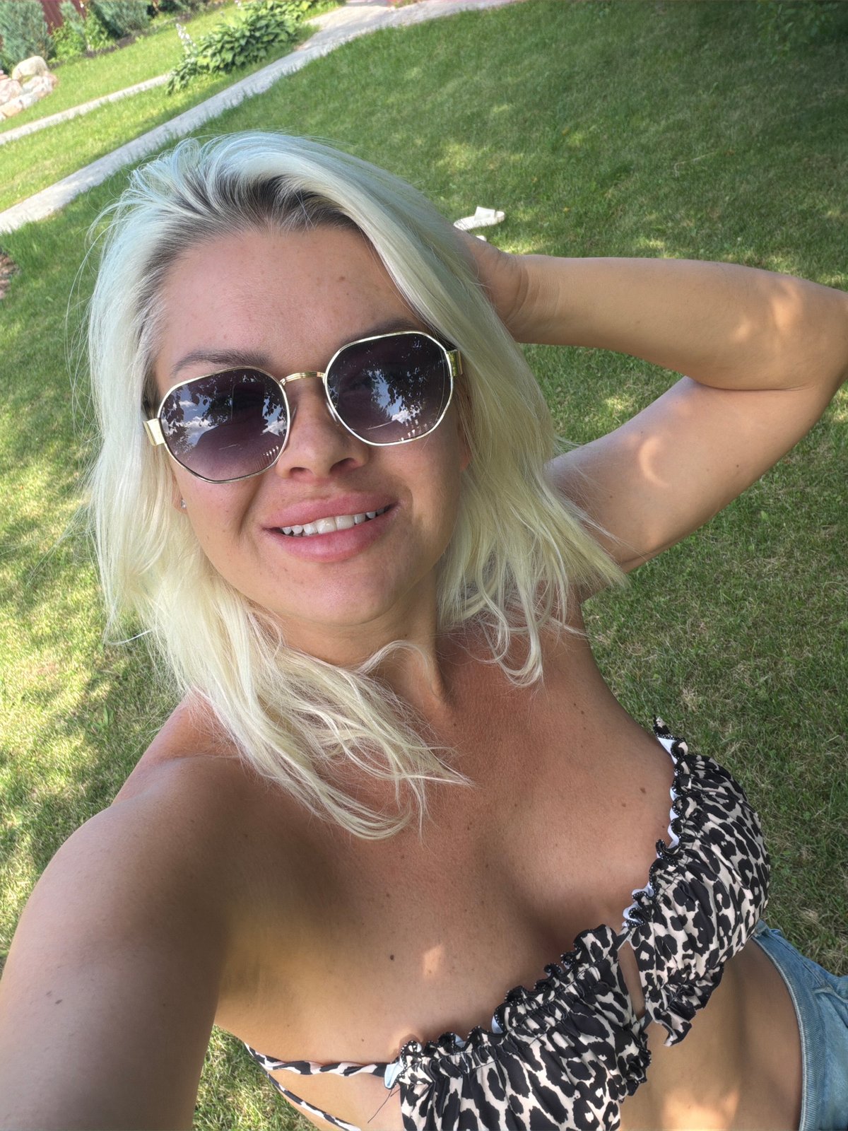 Outdoor selfie and a relaxed table setup on a summer day