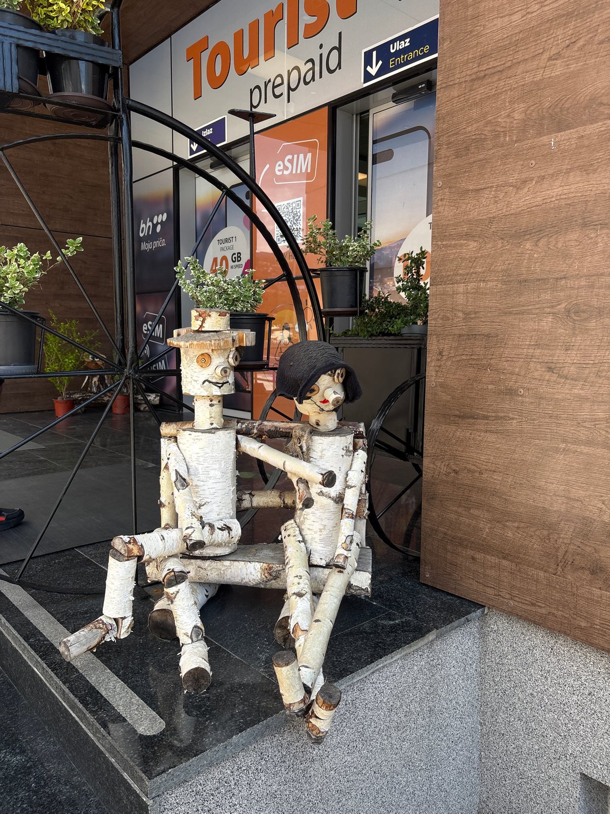Everyday Sarajevo moments: street art and pedestrian traffic documented