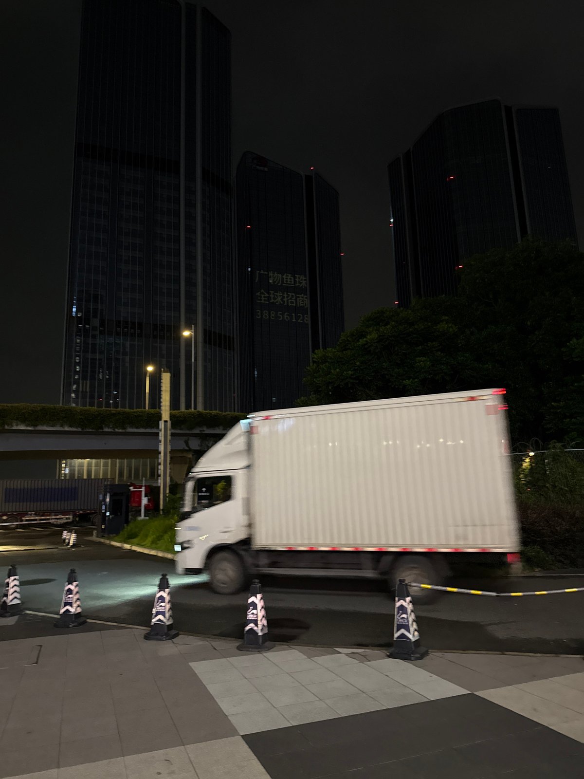 Ordinary nighttime urban scenes documented across two Guangzhou districts
