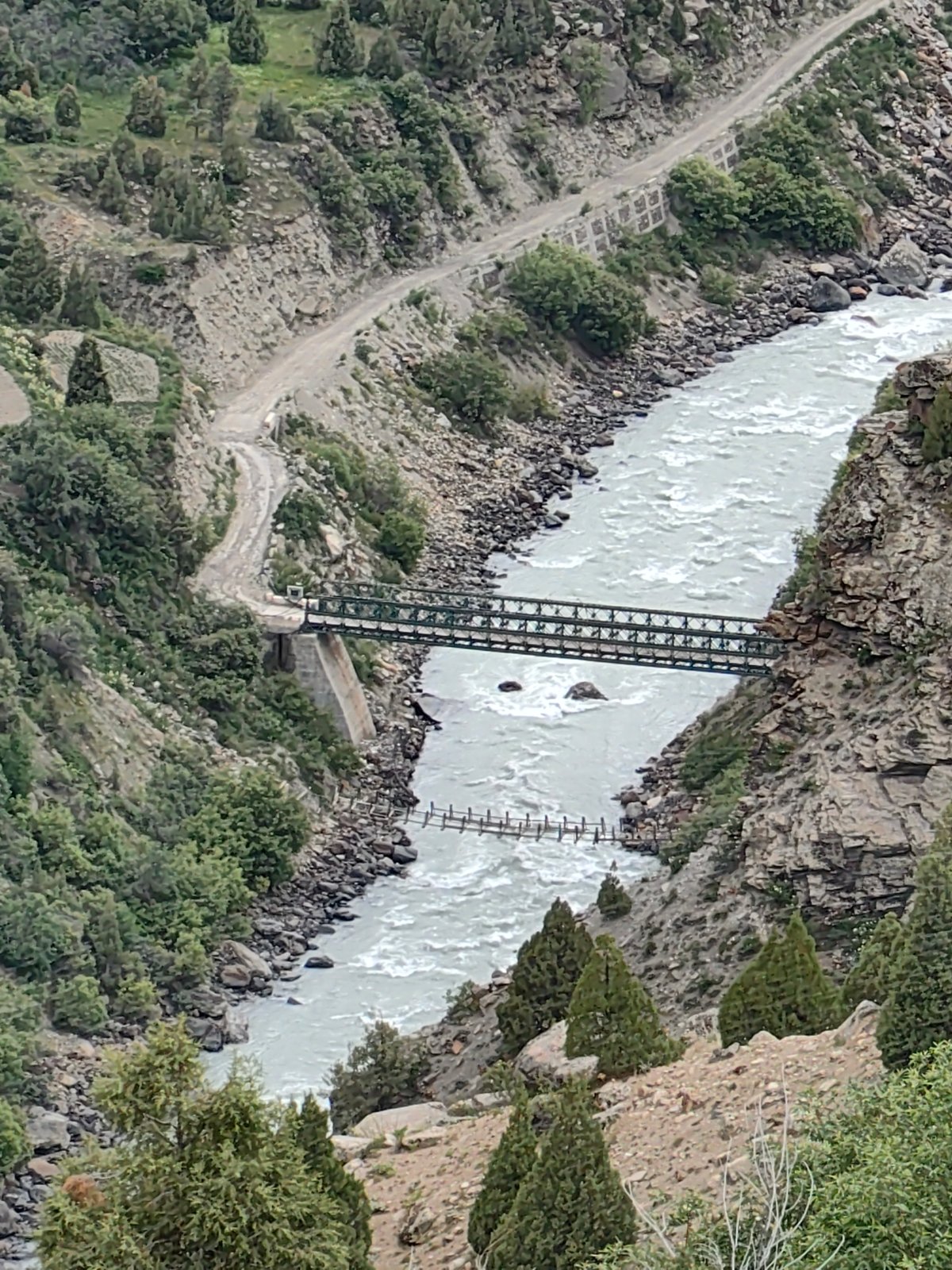 Mountain views and a riverside stop in Gemur, Himachal Pradesh
