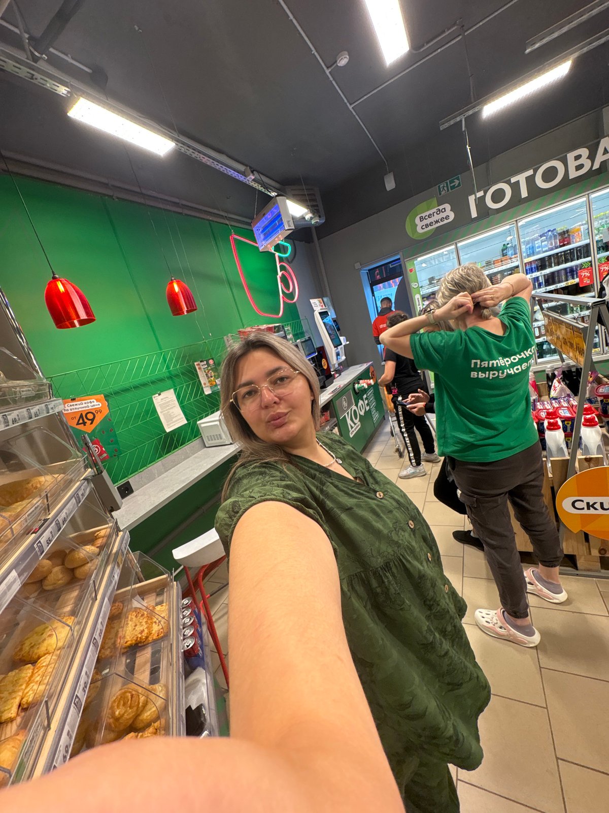 Late-night shopping and street activity documented in Birobidzhan, Russia