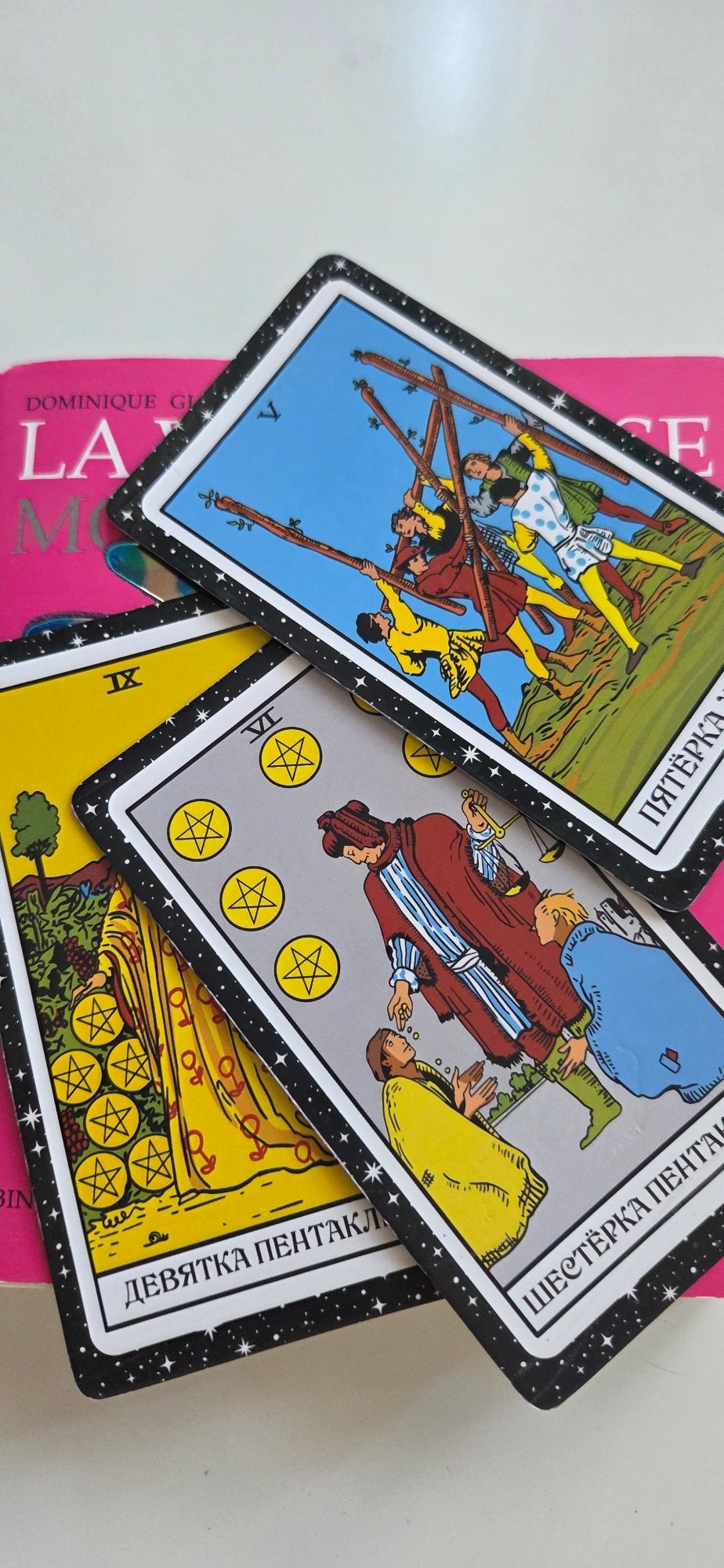 Lazy afternoon at home in Strasbourg, cats and tarot included
