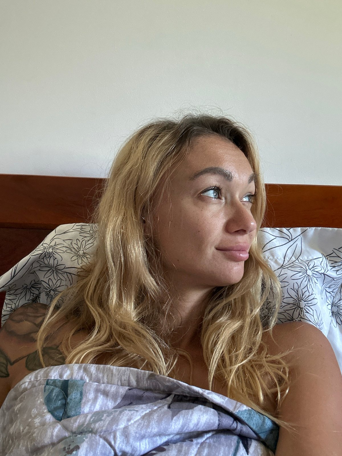 Lazy morning in Mũi Né: flowers, construction, and Russian poetry