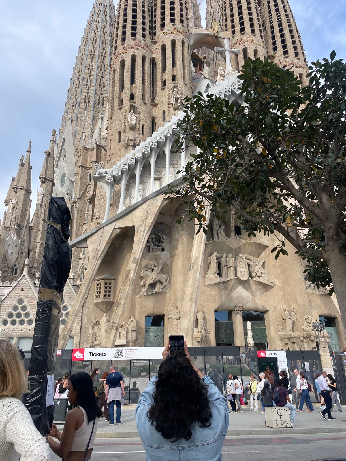 Outdoor dance gathering near Sagrada Familia draws casual participants