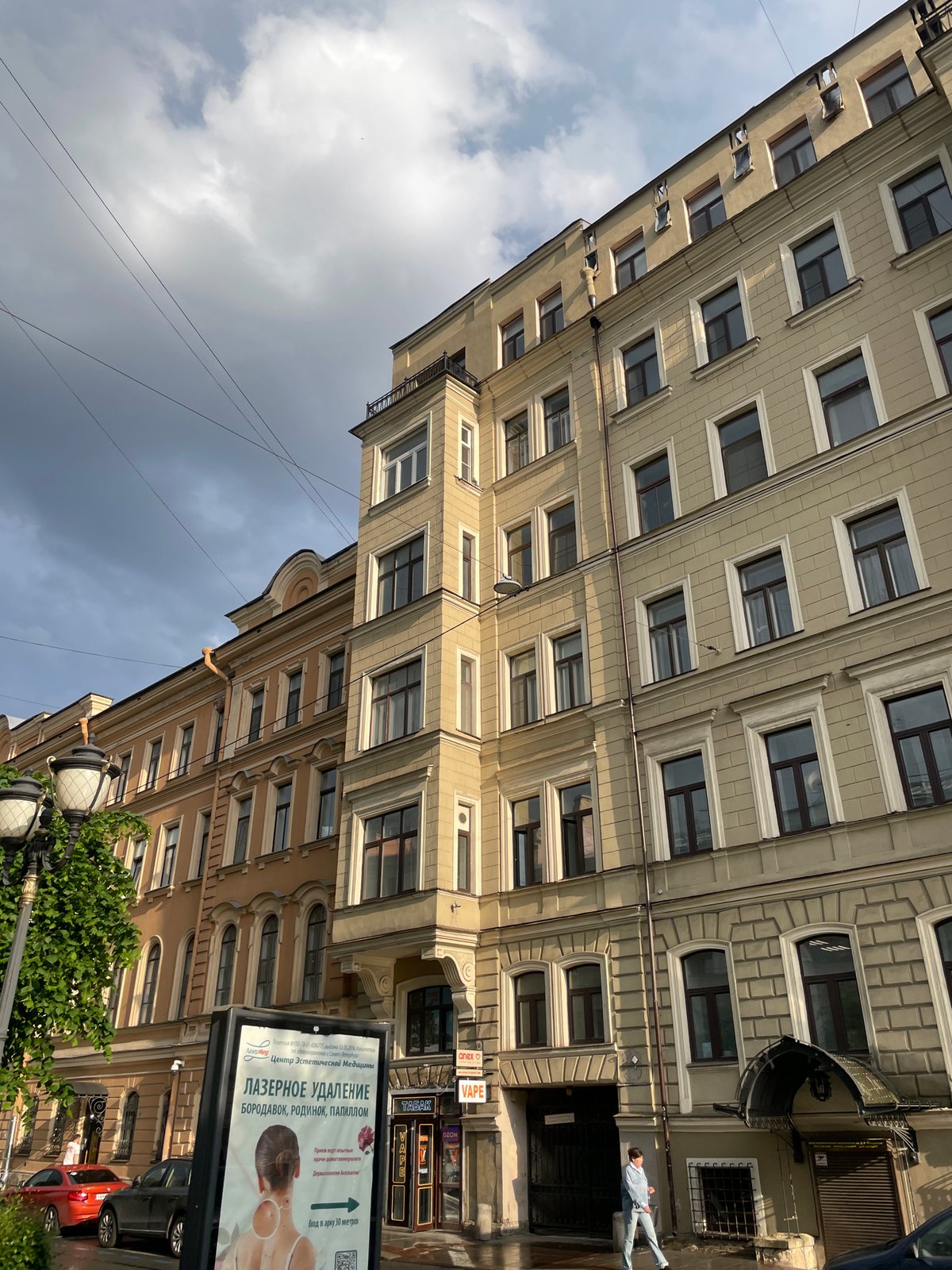 Afternoon street life documented across Saint Petersburg's historic districts