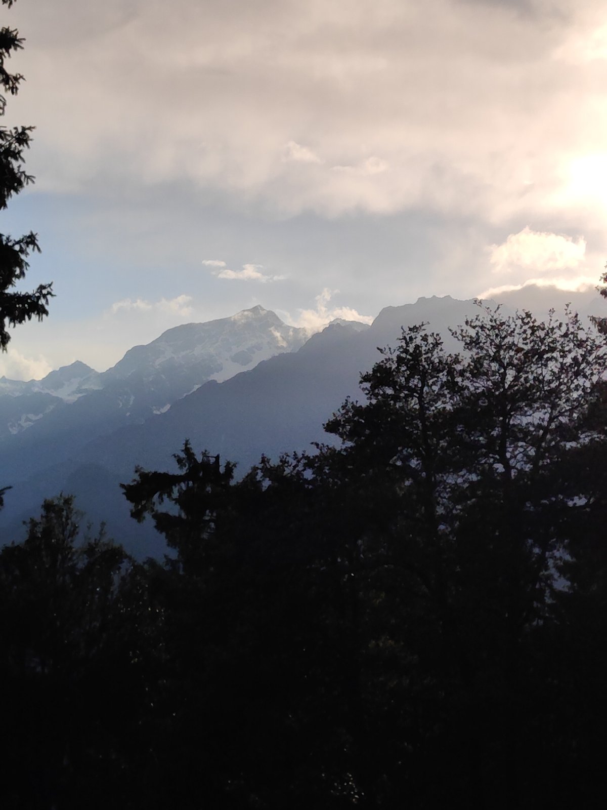 Hiker documents scenic Himalayan landscapes in Vashisht, India