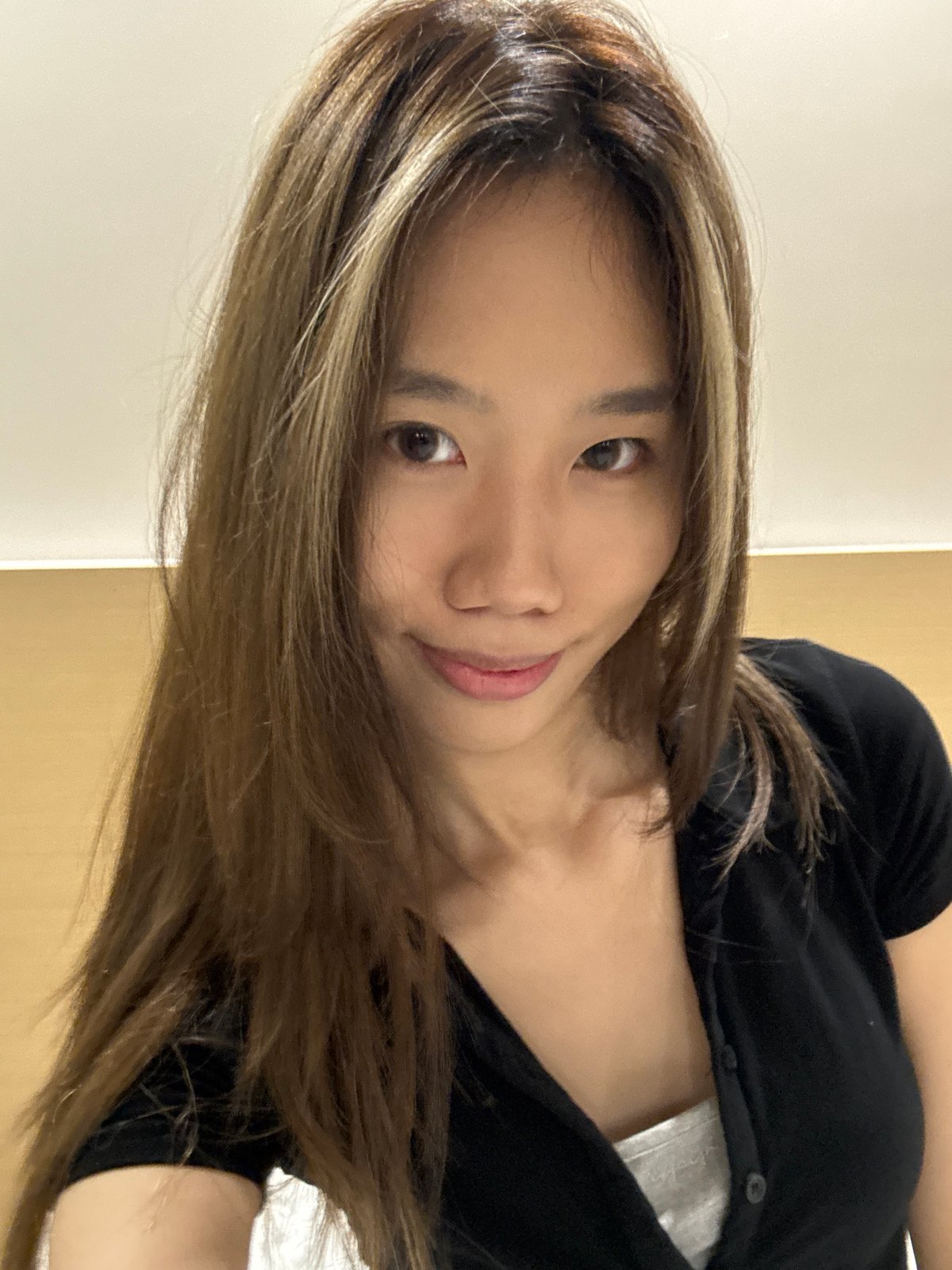 Woman takes multiple selfies, food vendor spotted in Yuzhong District