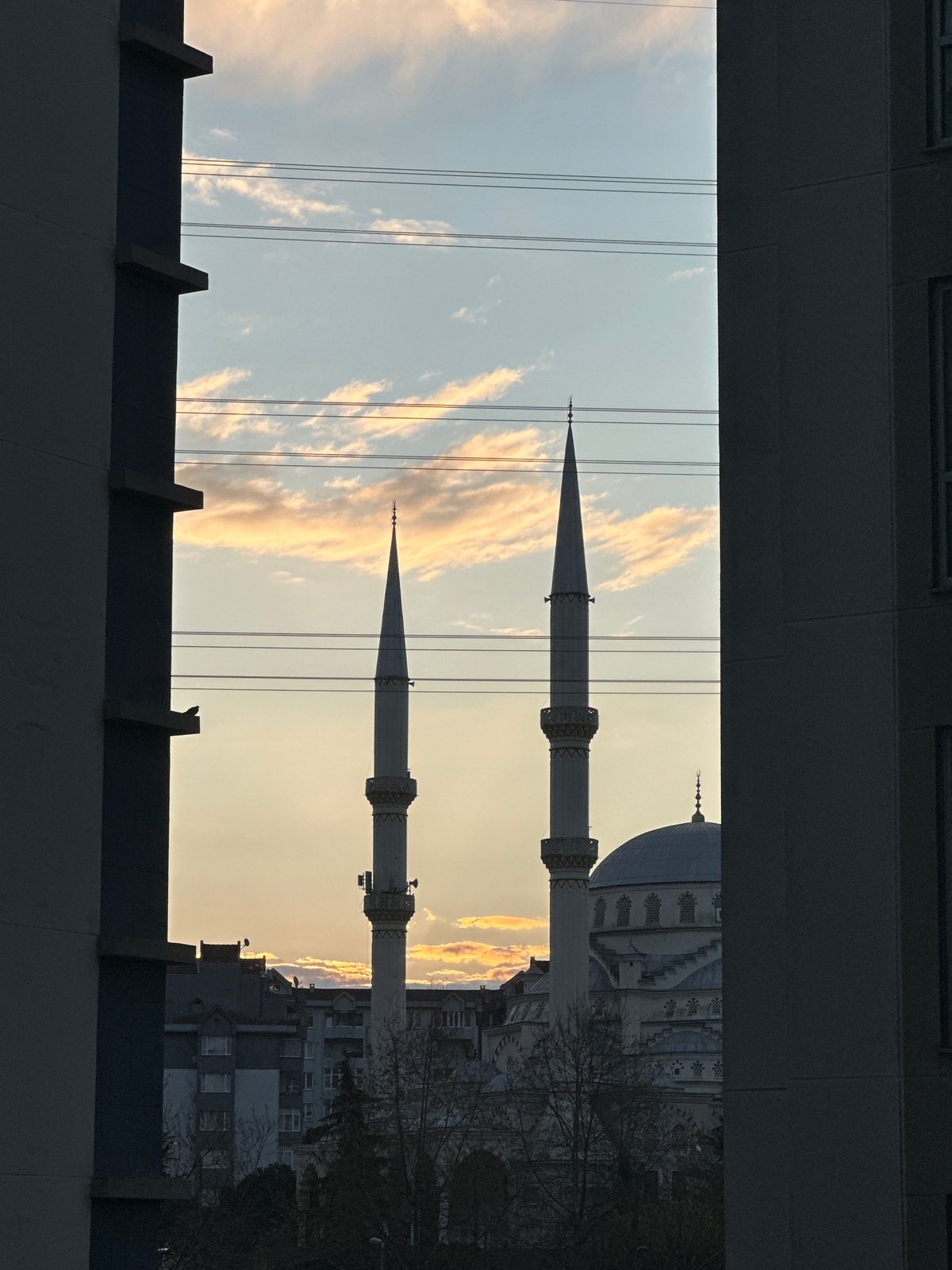 Dawn mosque viewing documented in Esenyurt, Turkey