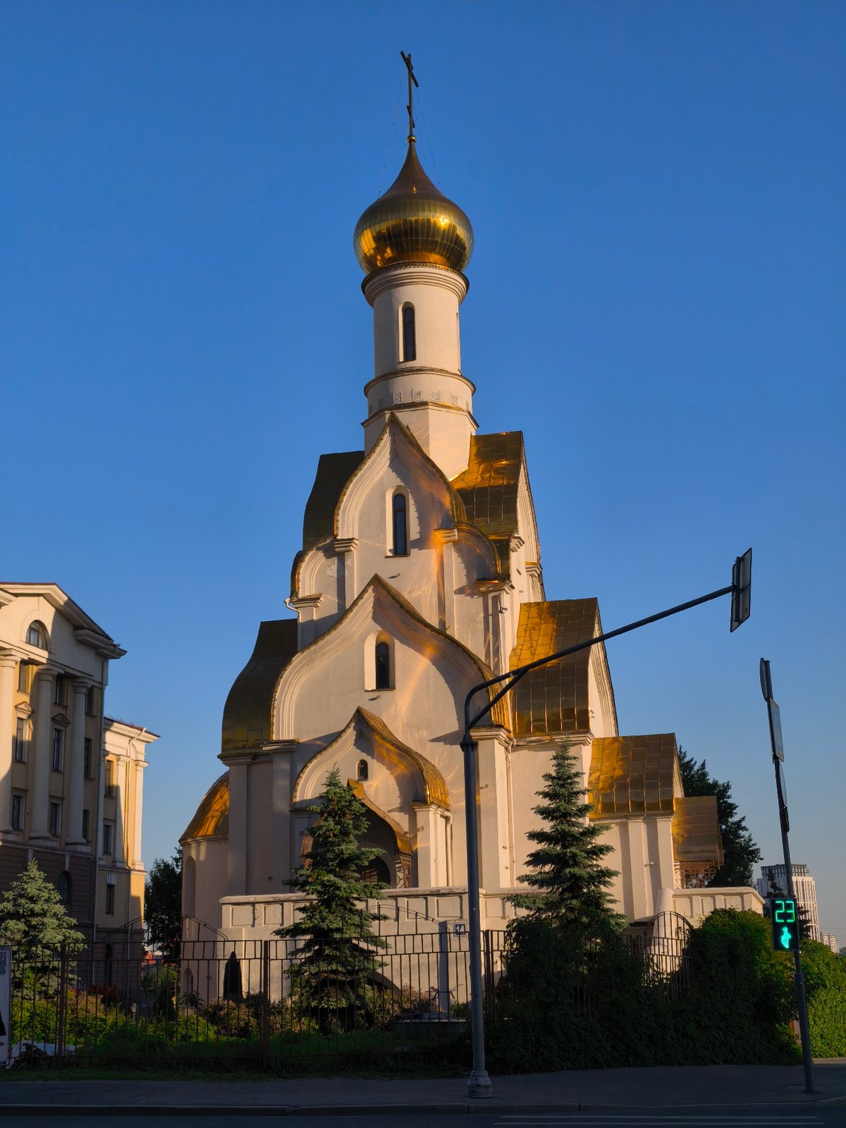 Moscow resident documents afternoon scenes across city locations