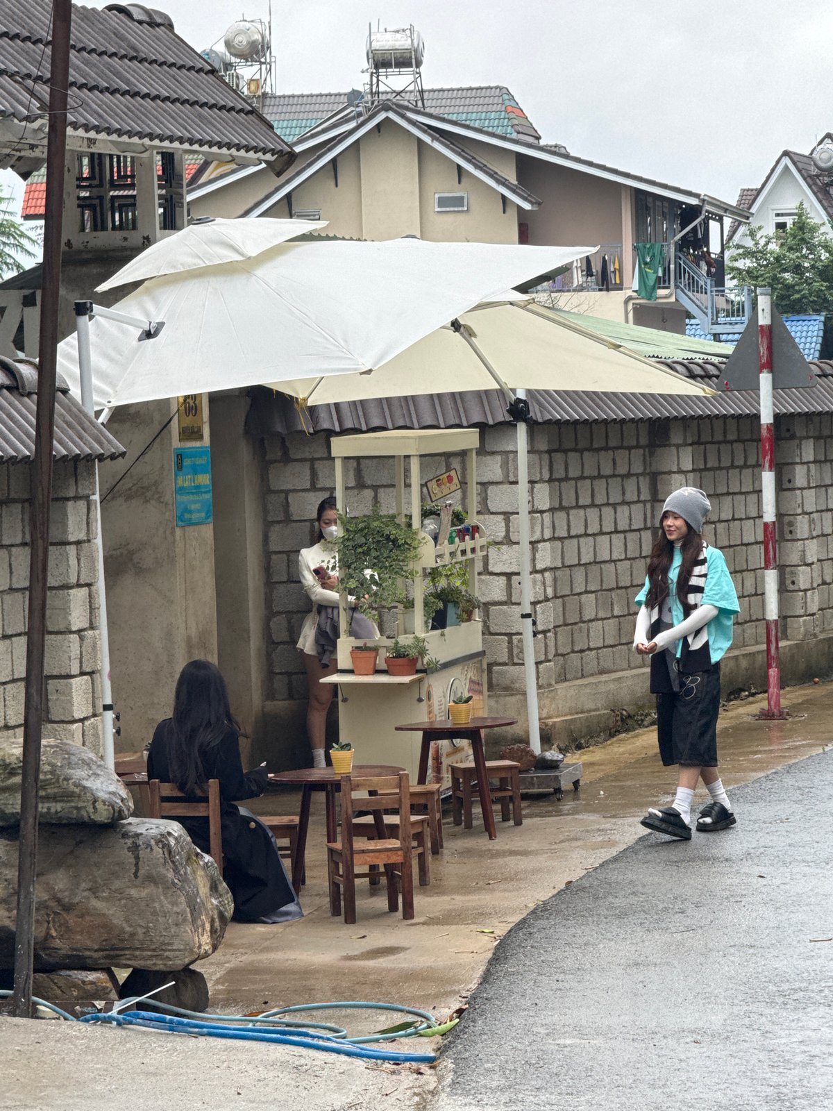Dawn walkabout captures Đà Lạt residential life over three hours