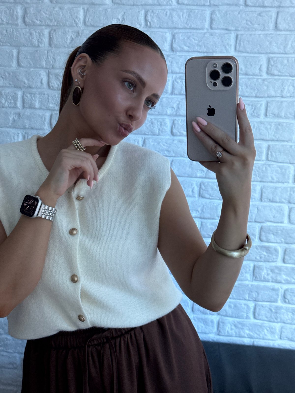 Bachelorette prep, mirror selfies, and an Abyssinian cat in Chaikovsky