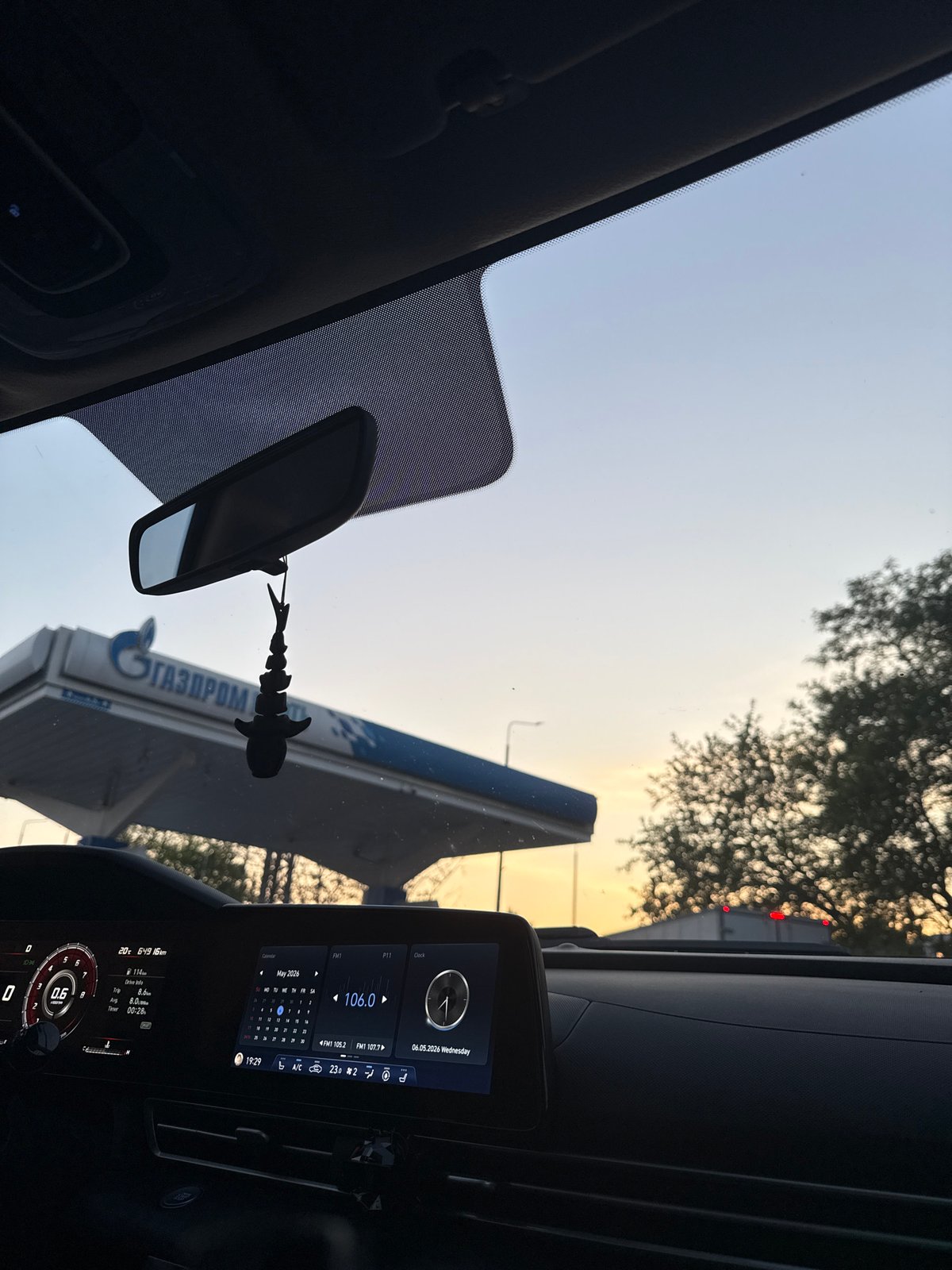 Evening drive through unknown city captured in 29 moments