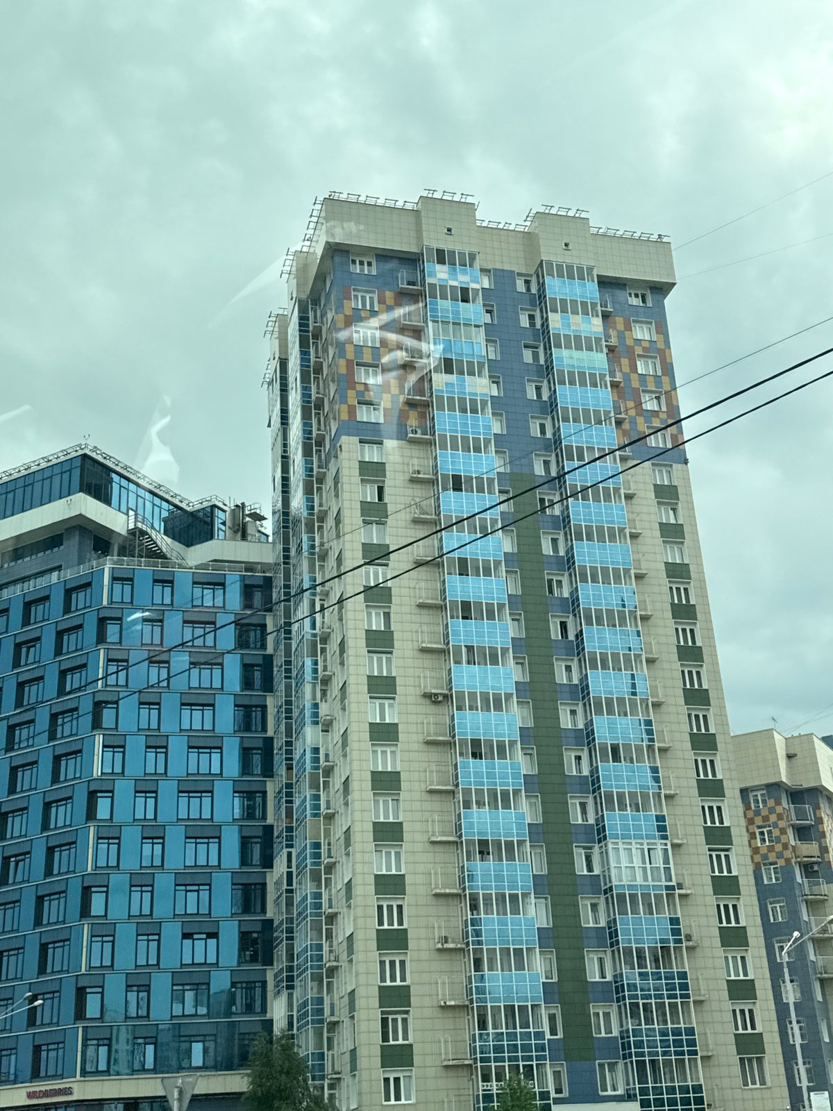 Ordinary street-level moments in Krasnoyarsk on a grey morning