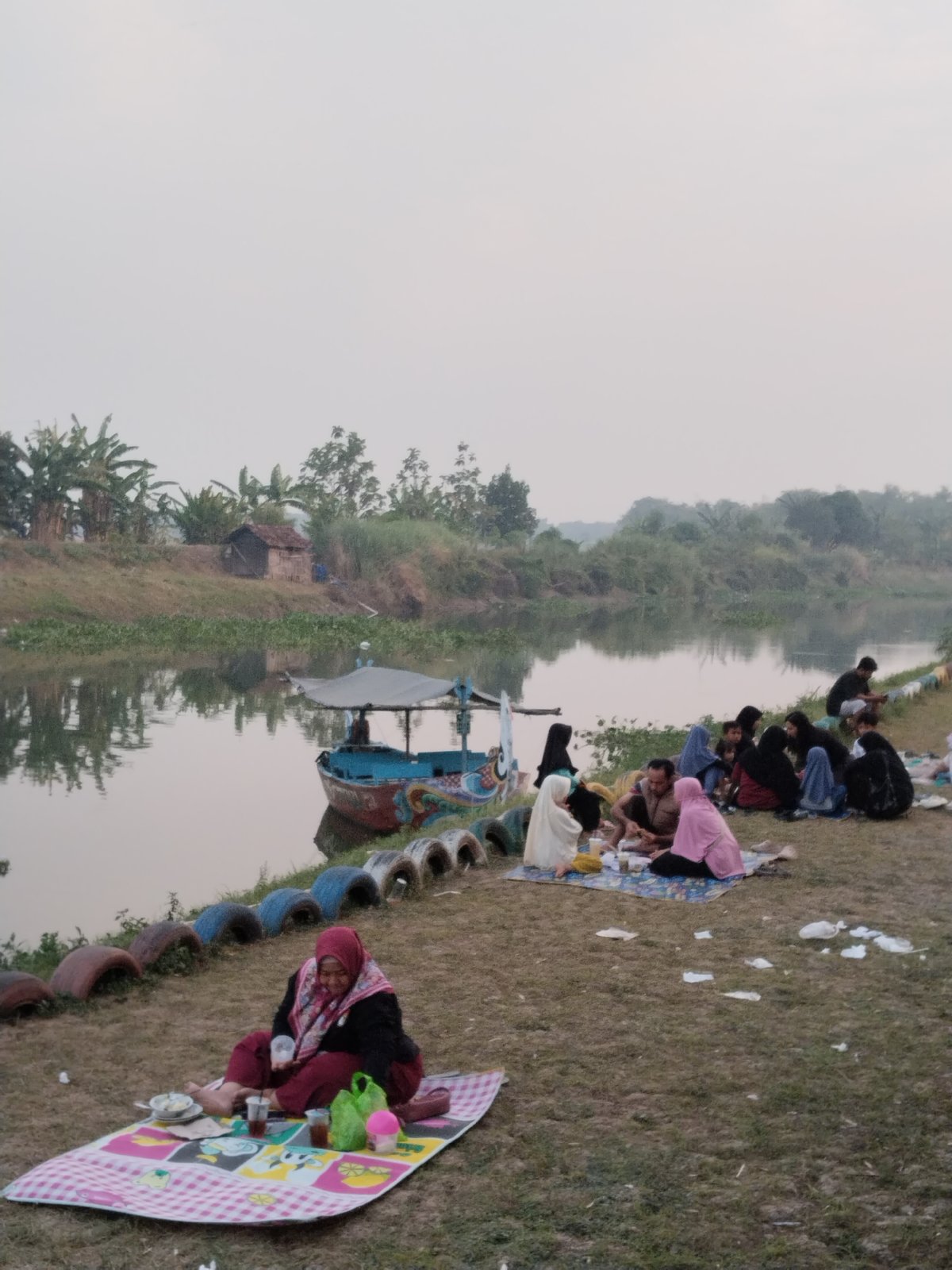 Riverside picnic and bridge views in Kecamatan Pati