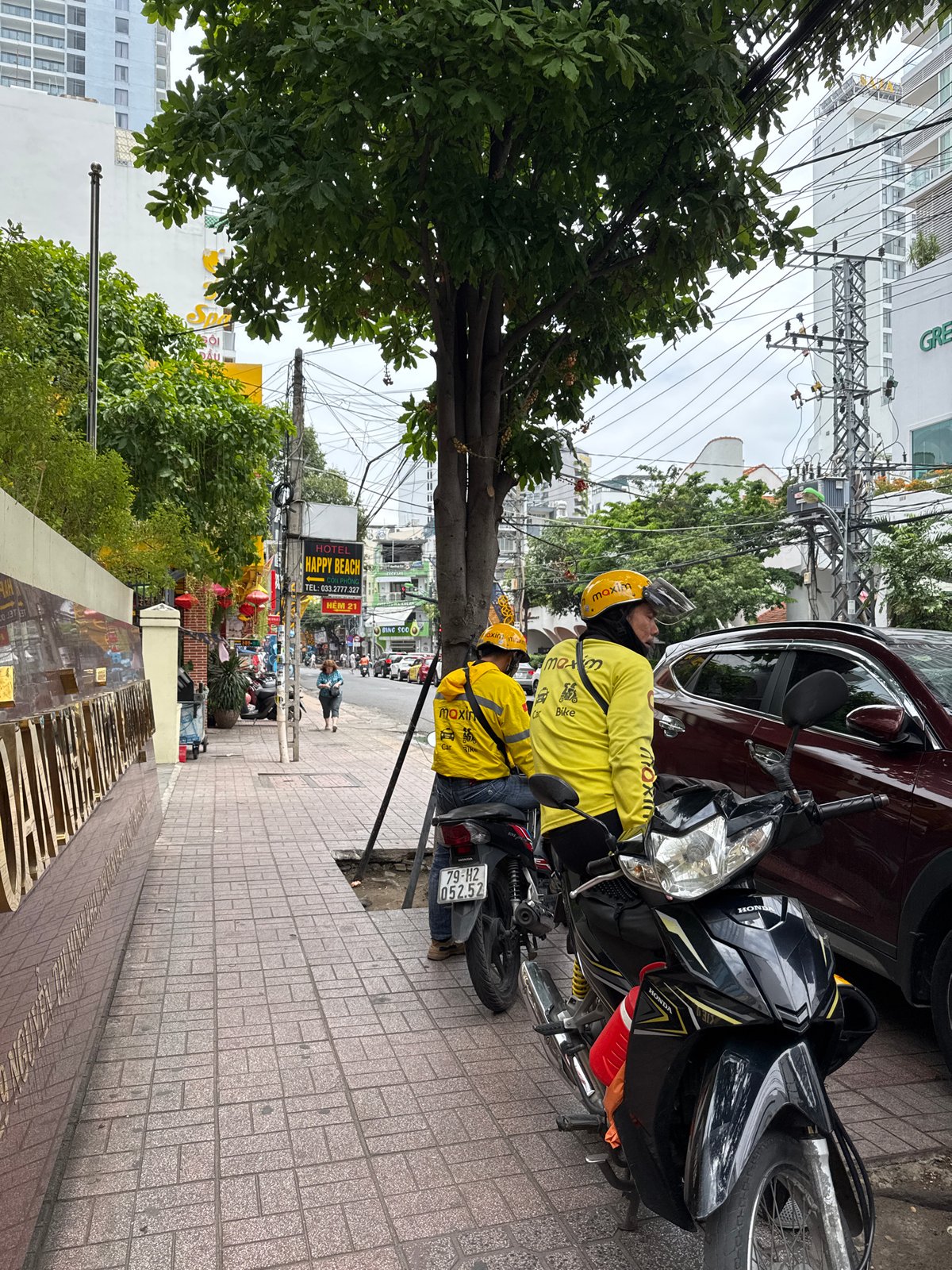 Nha Trang street life: deliveries, demolition, and morning traffic