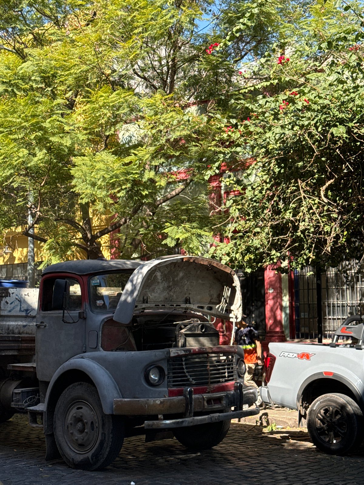 Buenos Aires street life: breakdowns, repairs, discards documented