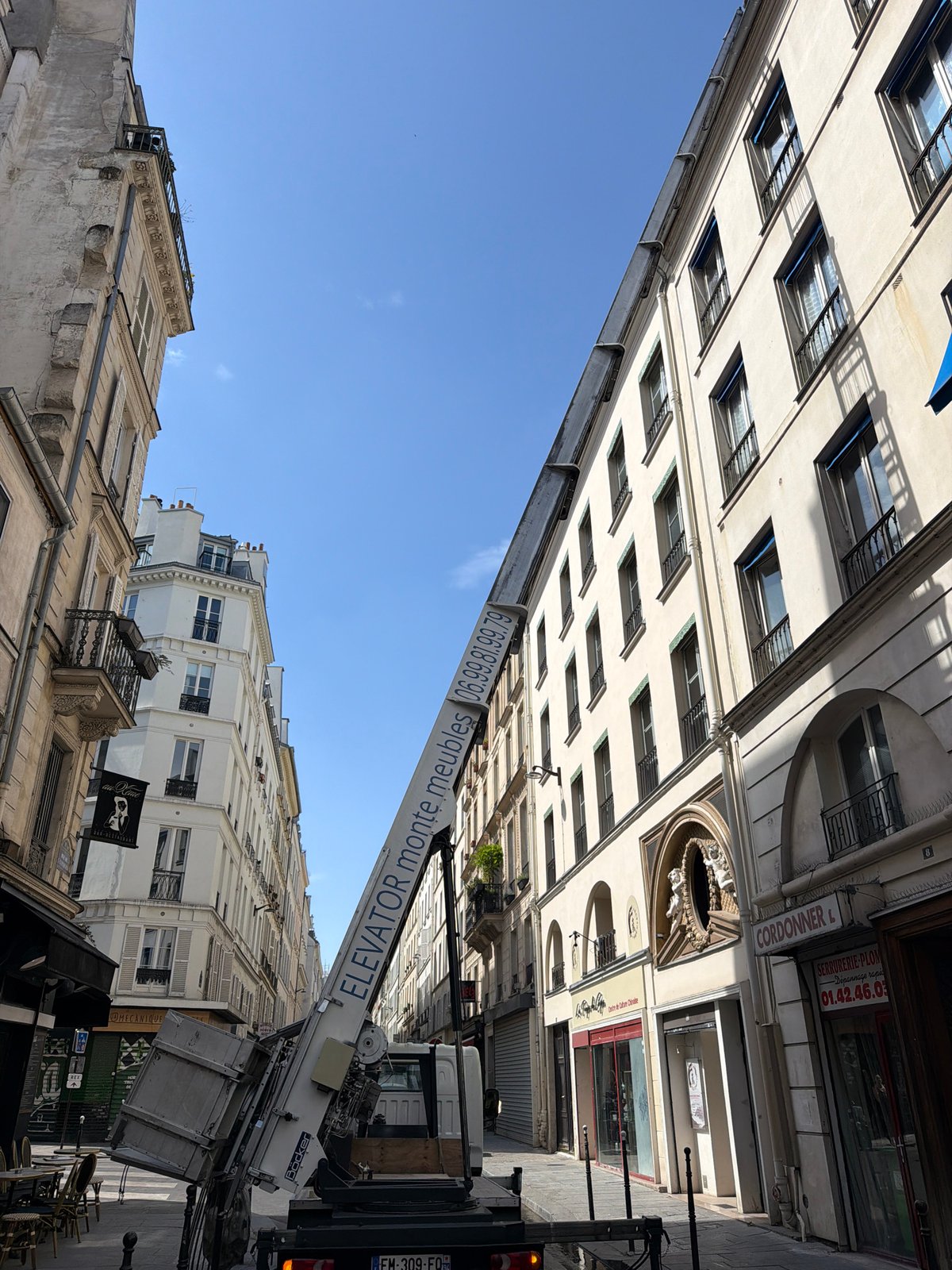 Clear skies frame Parisian building facades in afternoon scene