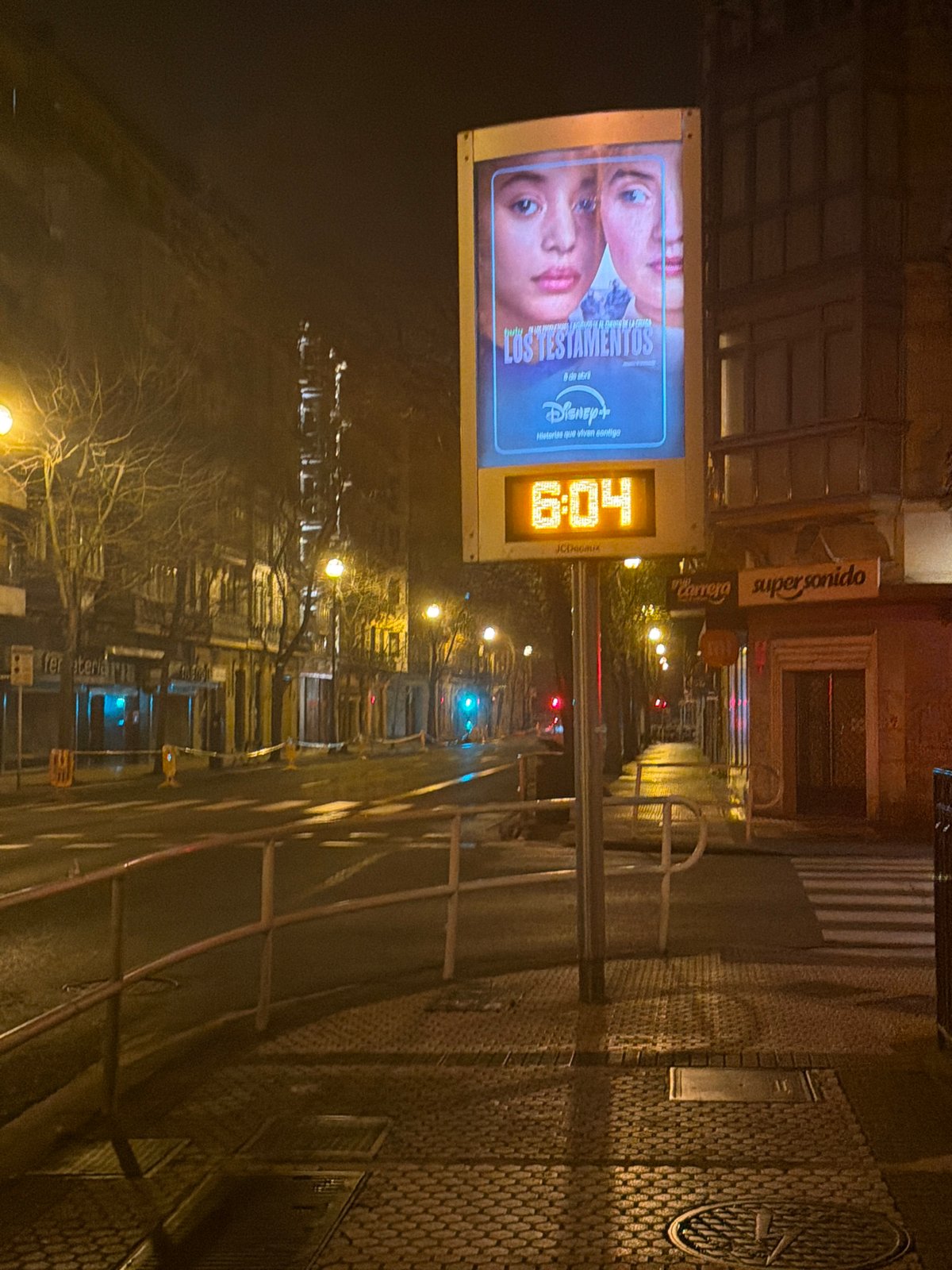 Nighttime street scene captured in San Sebastián intersection