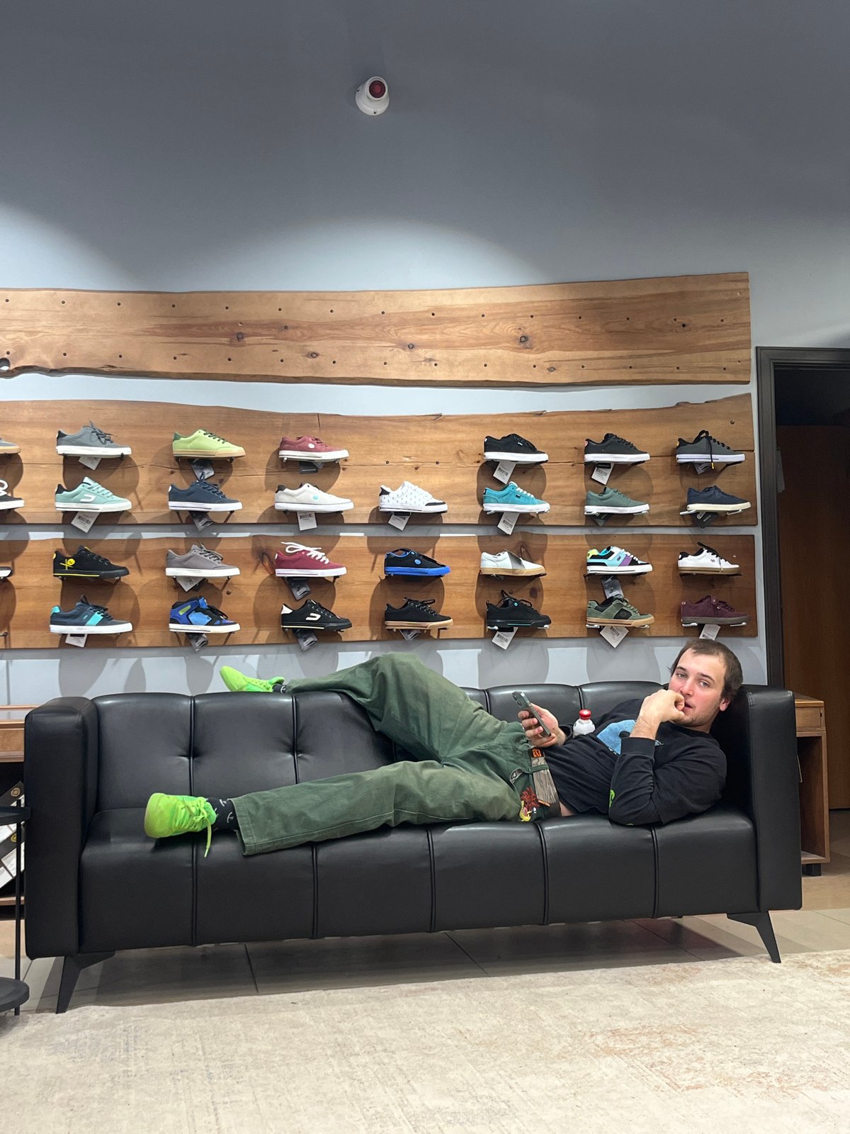 Man in green shoes spotted at Krasnoyarsk retail store