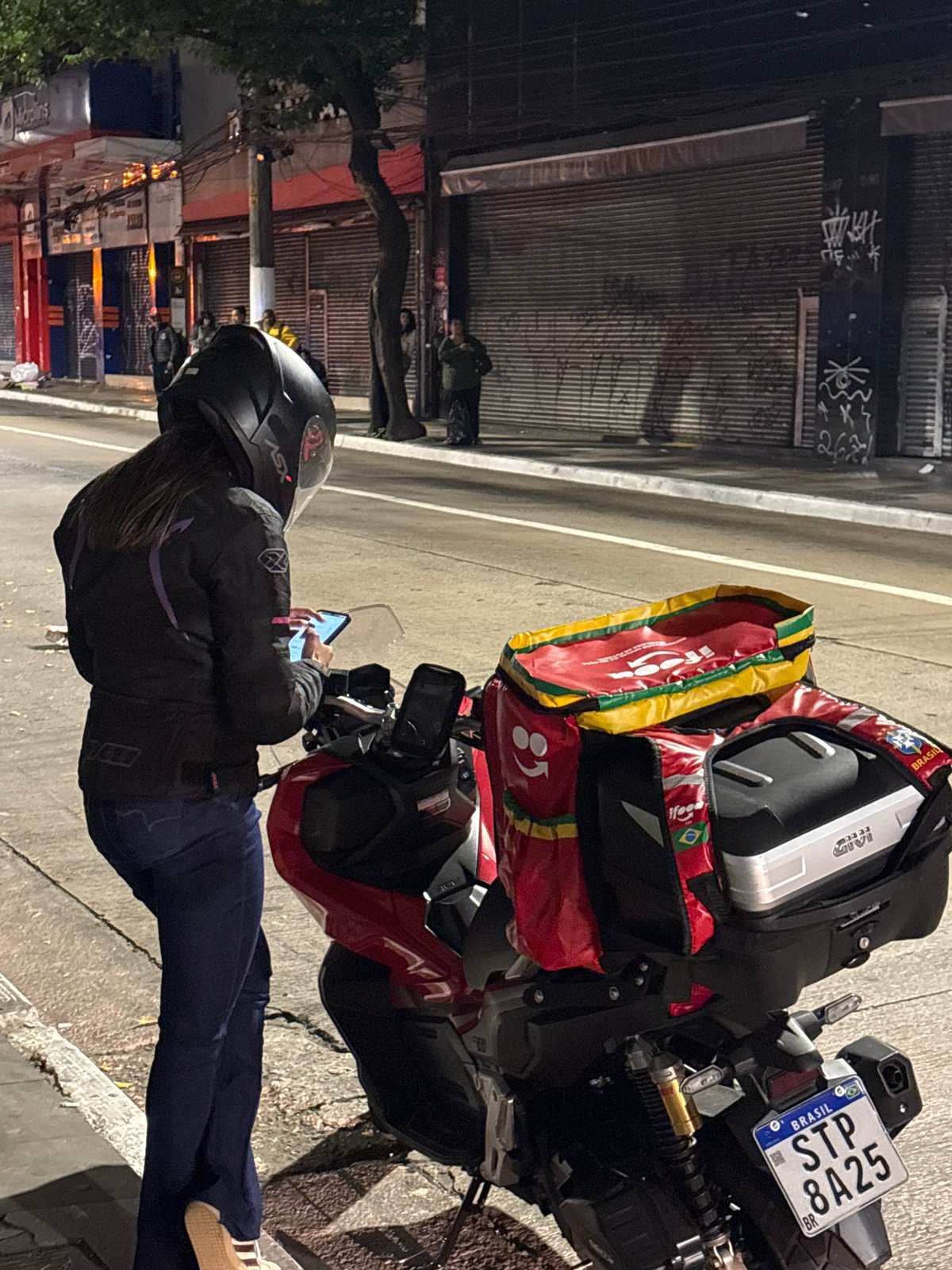 A July night in Pinheiros, São Paulo, street by street