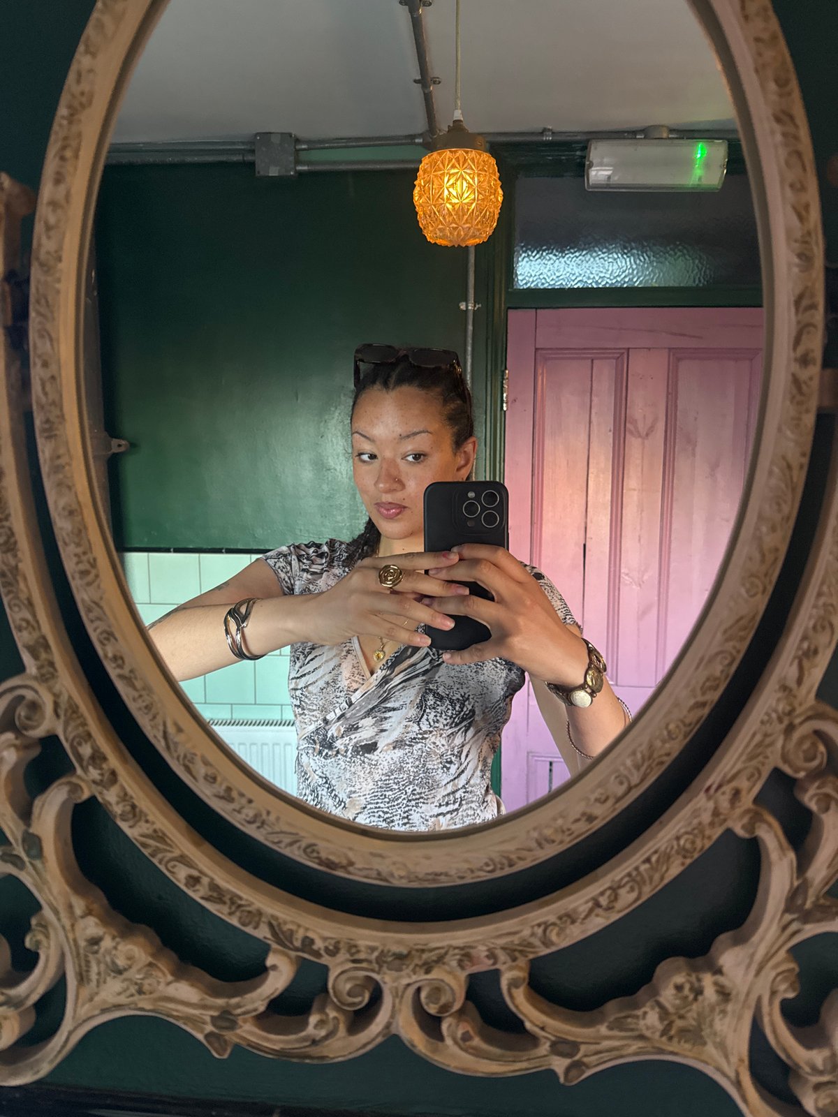 London moments captured: selfie, outdoor dining, urban decay